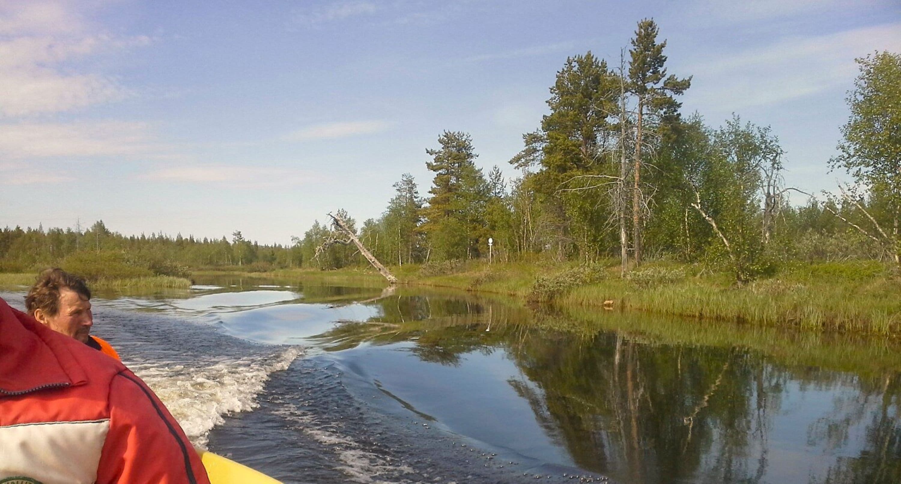 Bild: Allan Niva På vänster sida av bilden finns en båt och dess förare på floden.