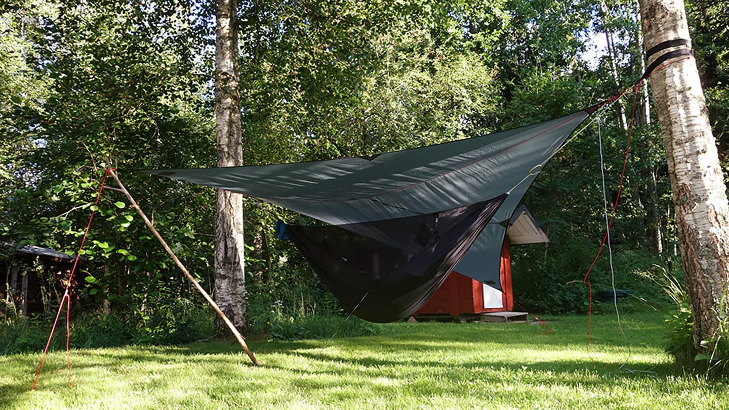 Bild: Eemeli Nieminen En hängmatta mellan två träd i ett sommarlandskap.