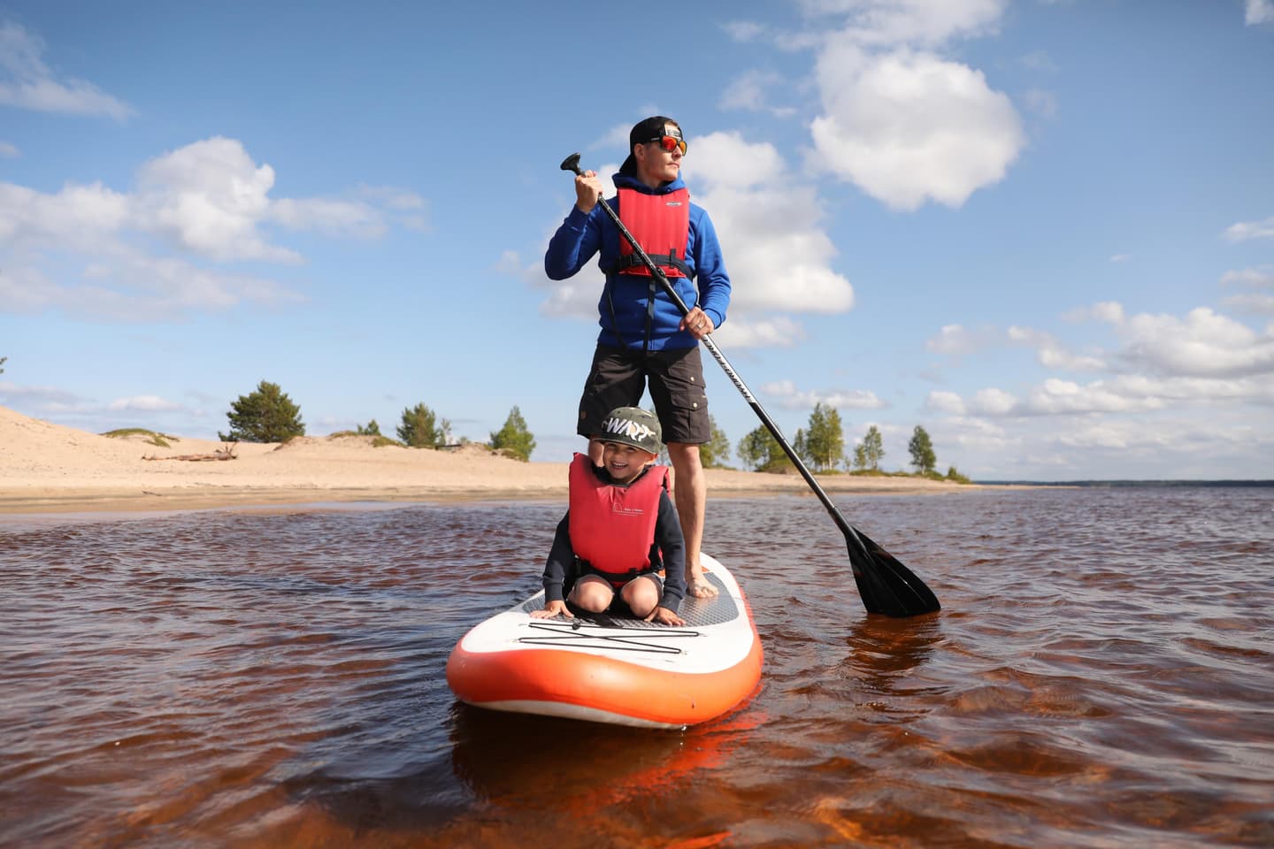 Kuva: Harri Tarvainen Kaksi SUP-lautailijaa järvellä.