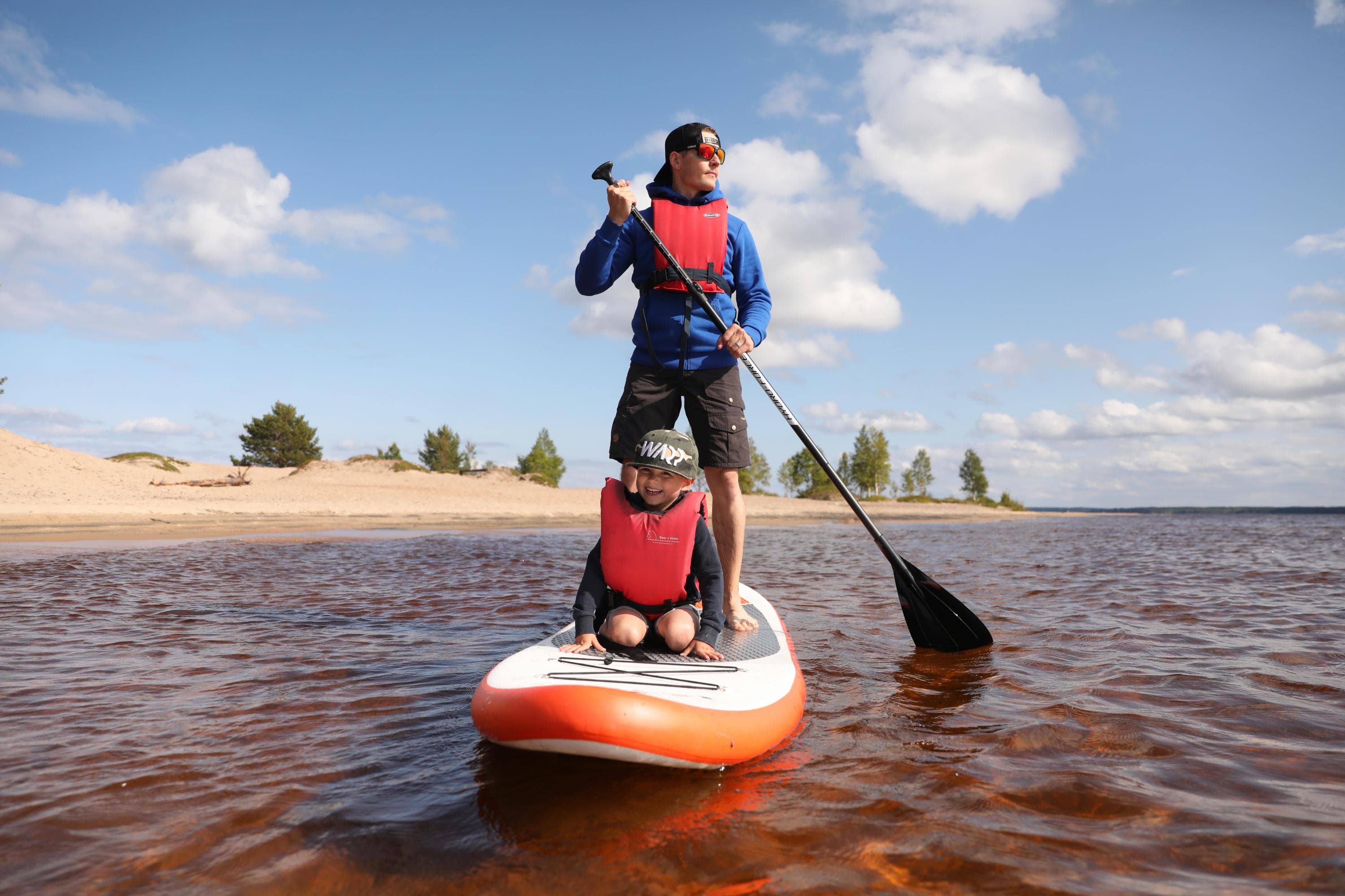 Image: Harri Tarvainen Two paddleboarders on the lake.