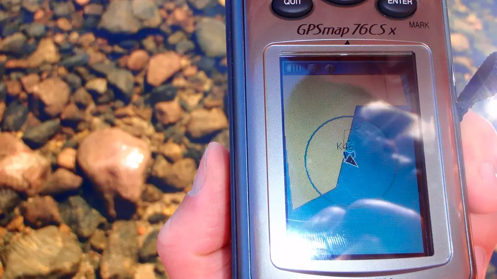 Kuva: Jussi-Tapio Roininen. Gps-laite kämmenellä.