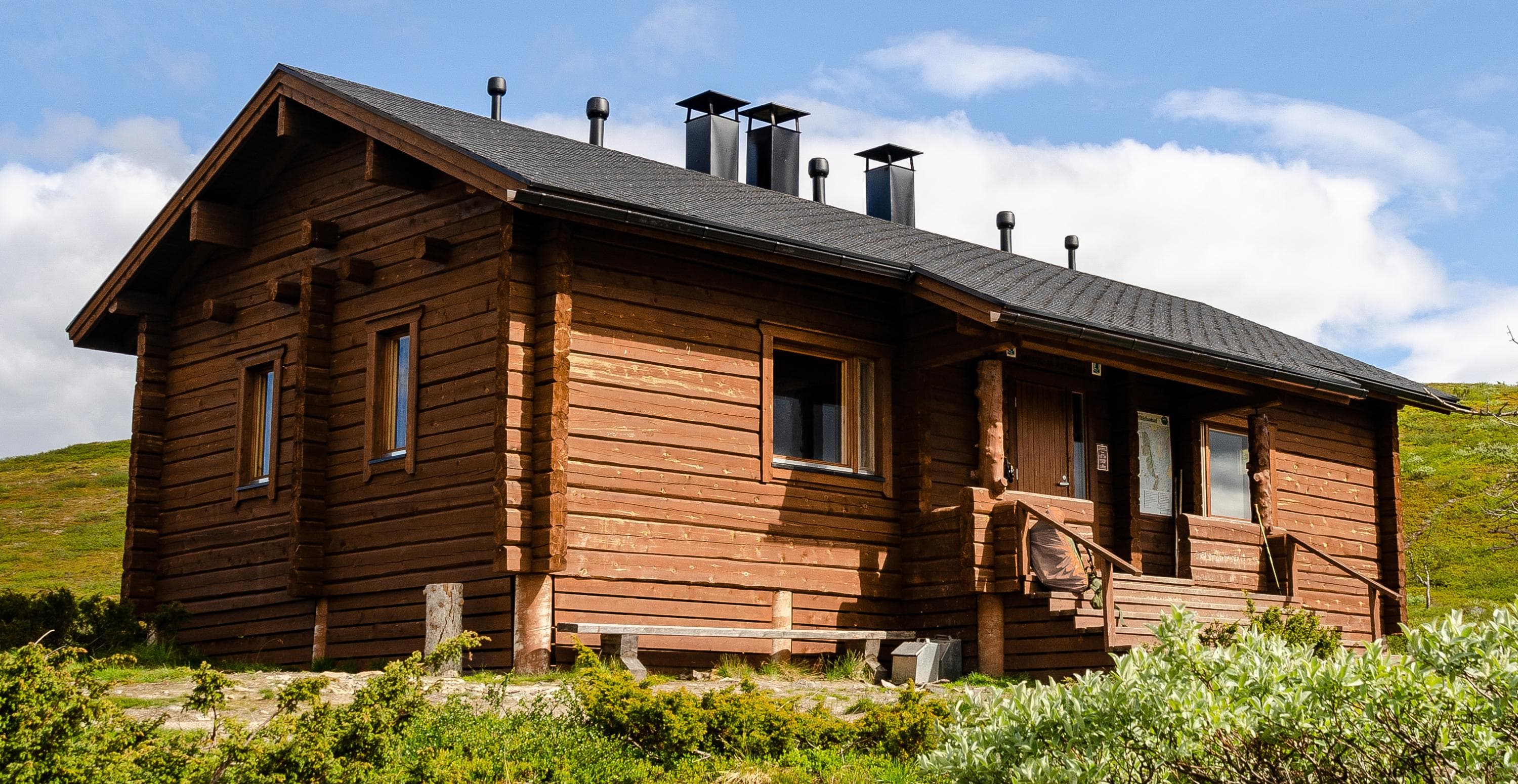 Bild: Joonas Talka En trästuga omgiven av grön växtlighet.