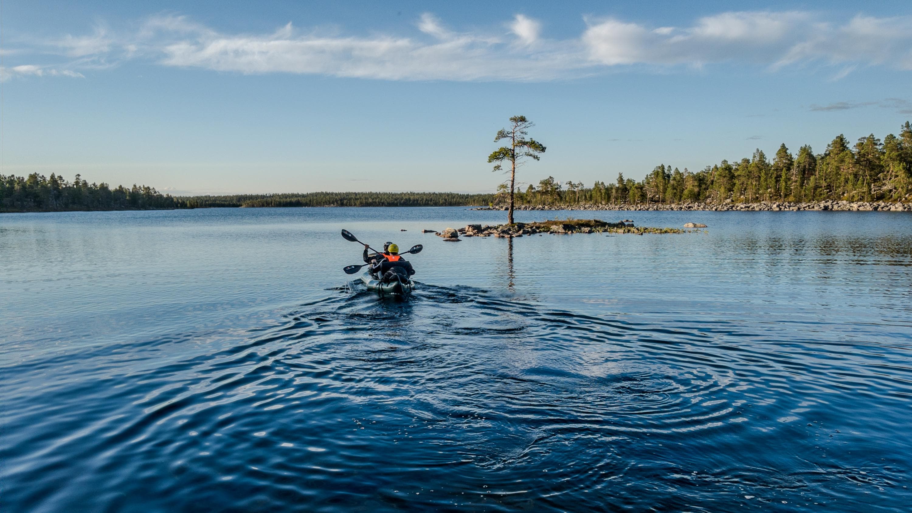 Två paddlare på en packraft.