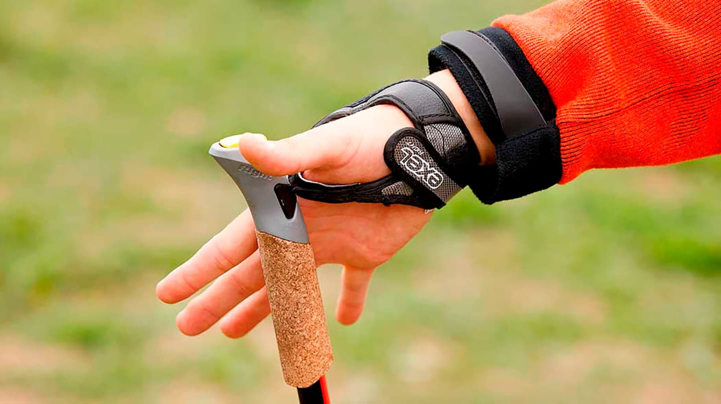 Govva: Suomen Latu A hand with a Nordic walking pole attached to it.