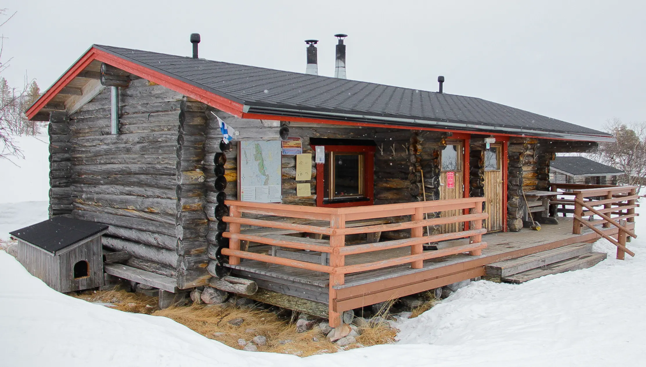 Bild: Marko Huusko En träbyggnad omgiven av snö.