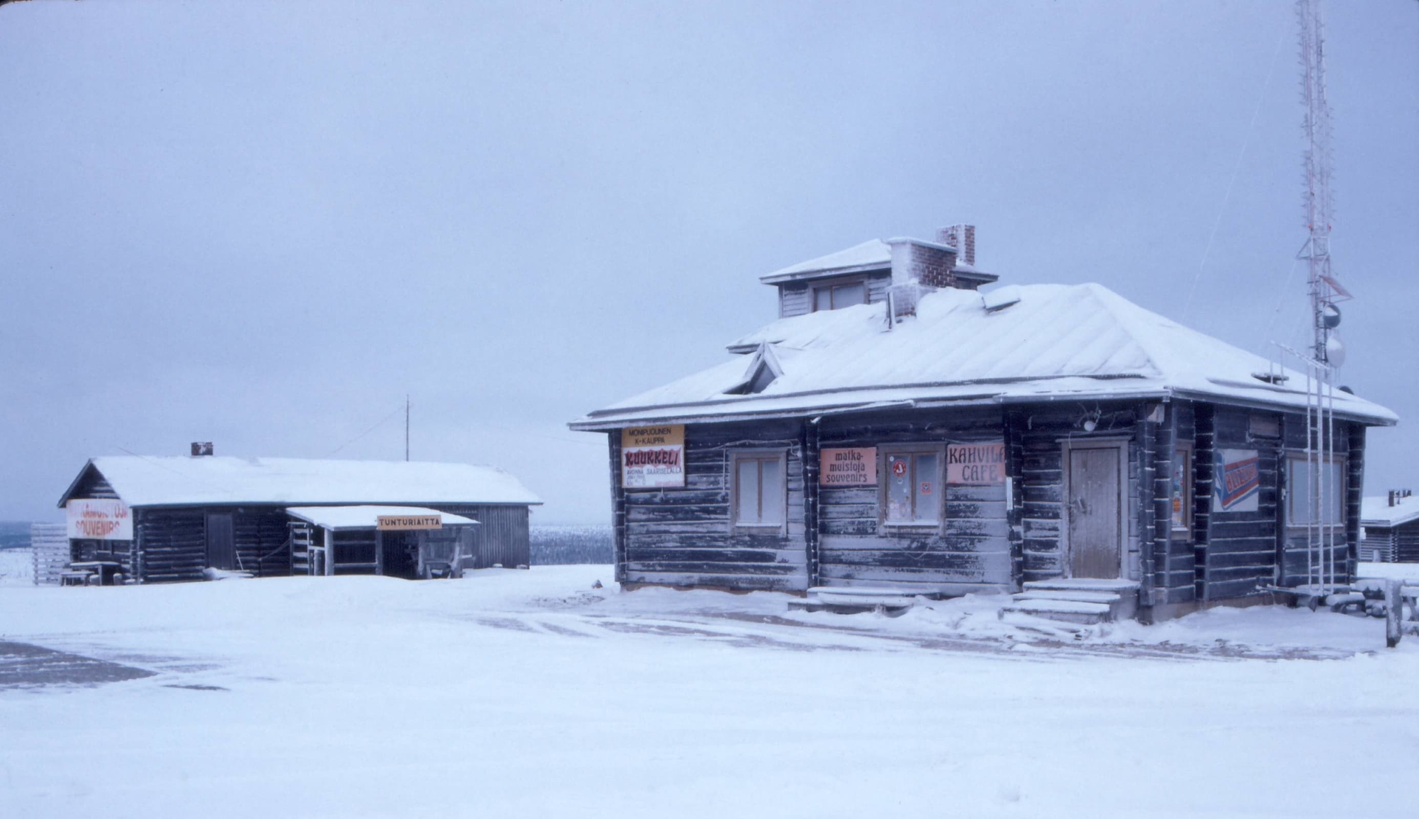 Kuva: Sulo Norberg Kahvila-majatalo tunturin huipulla talvella. Ikkunat ovat jäässä.