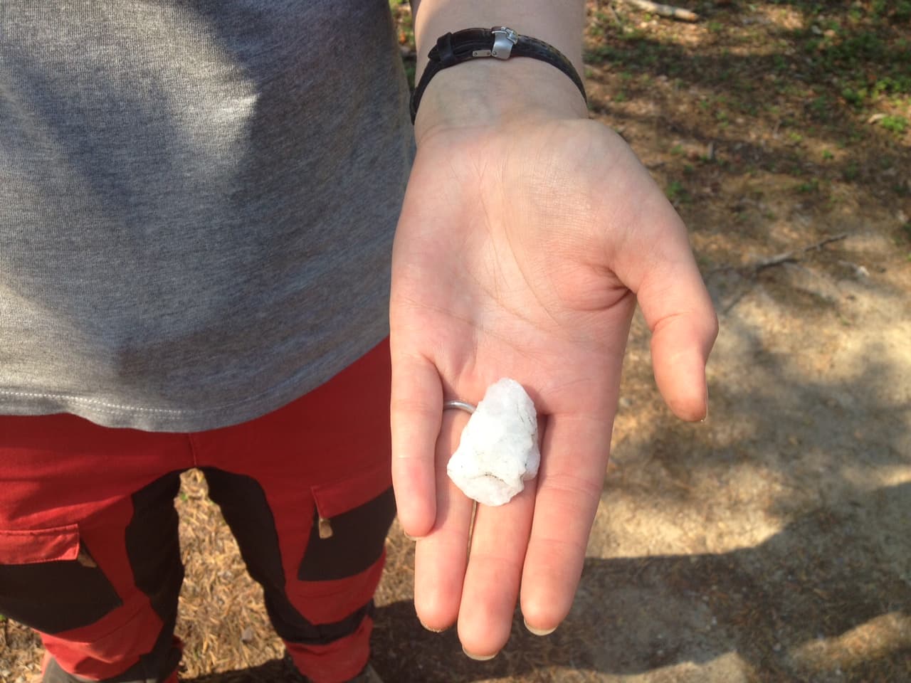 Kuva: Pirjo Seurujärvi Ihmisen kämmen, jossa on valkea kivenkappale.