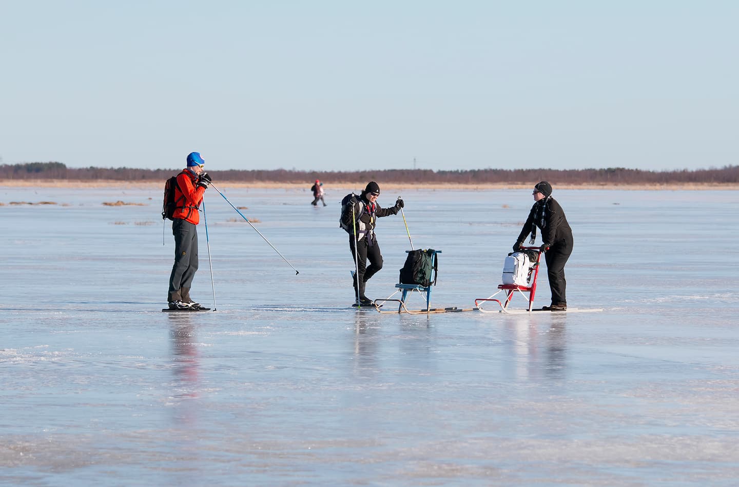 Image: Erkki Toppinen Ice skaters and kick sledders on spring ice.