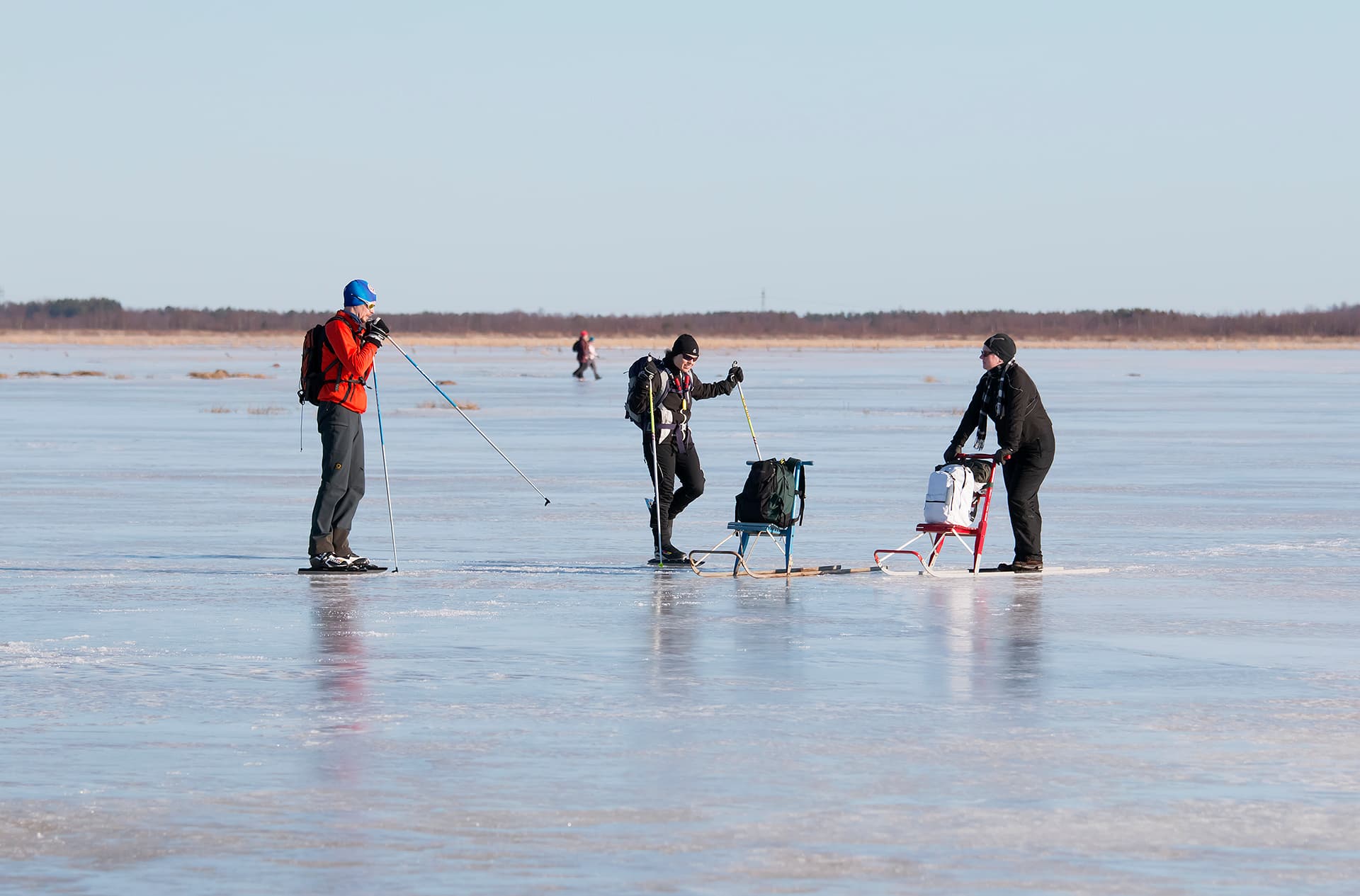Image: Erkki Toppinen Ice skaters and kick sledders on spring ice.