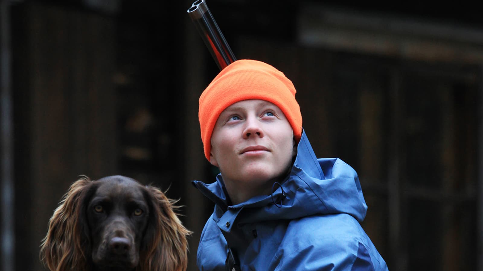 Kuva: Aku Ahlholm Nuorukainen koiran kanssa.