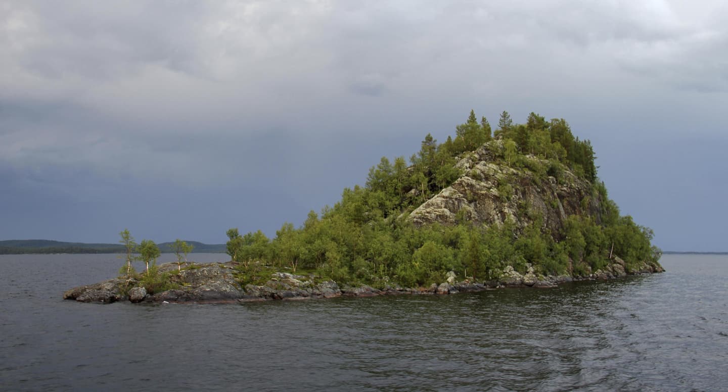 Kuva: Pasi Nivasalo Muurahaiskeon muotoinen saari veden ympäröimänä.