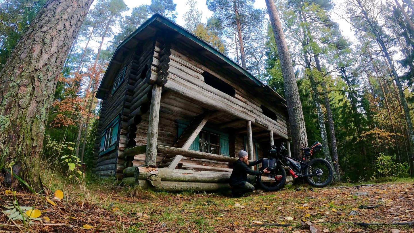 Bild: Jaska_Halttunen Timrad byggnad mitt i skogen.