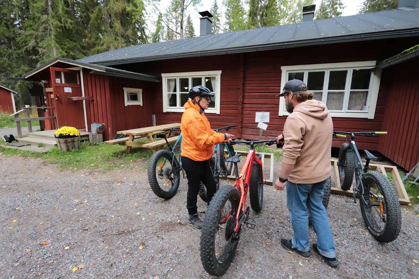 Kuva: Jari Salonen Maastopyöriä vanhan rakennuksen edustalla.