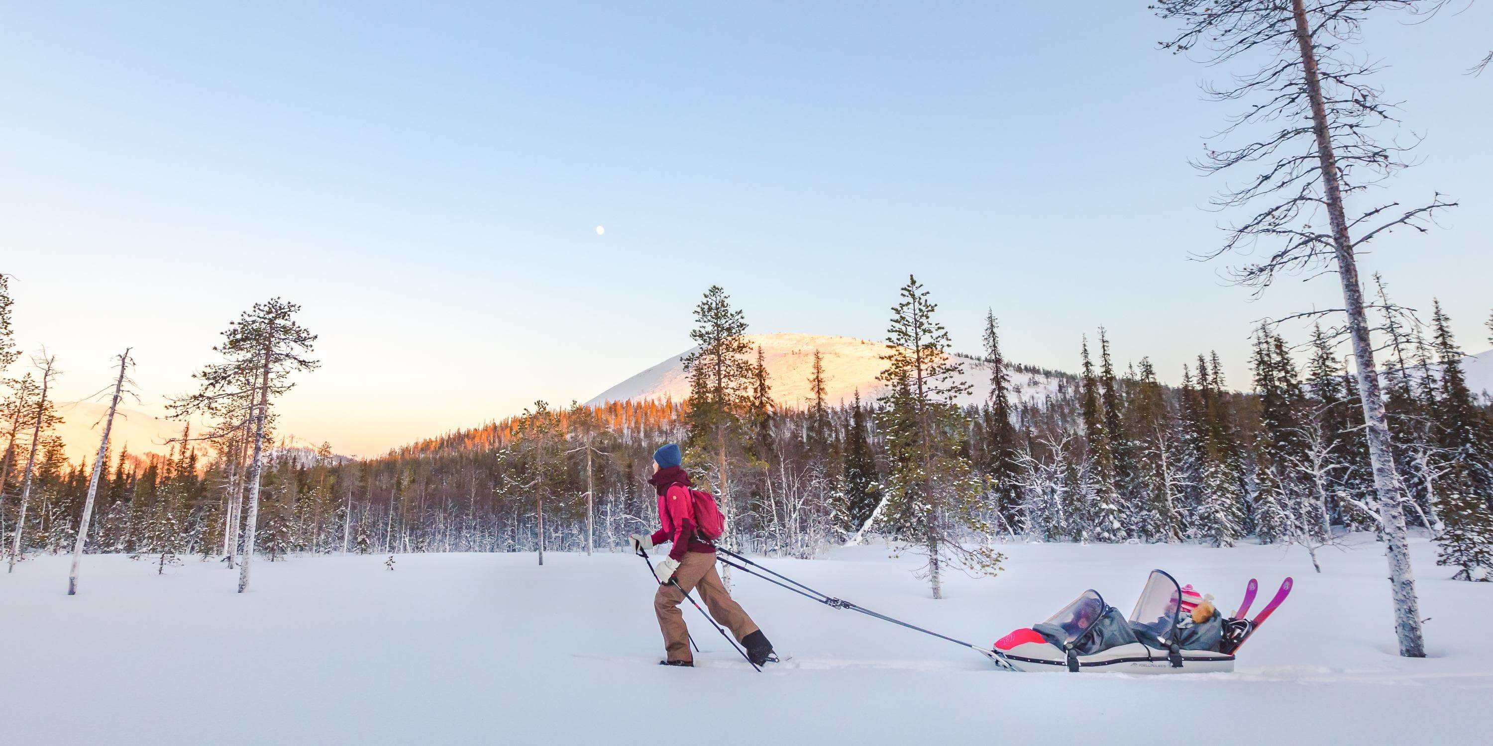 Bild: Rami Valonen Vintervandrare med pulka efter sig, med en fjäll i bakgrunden.