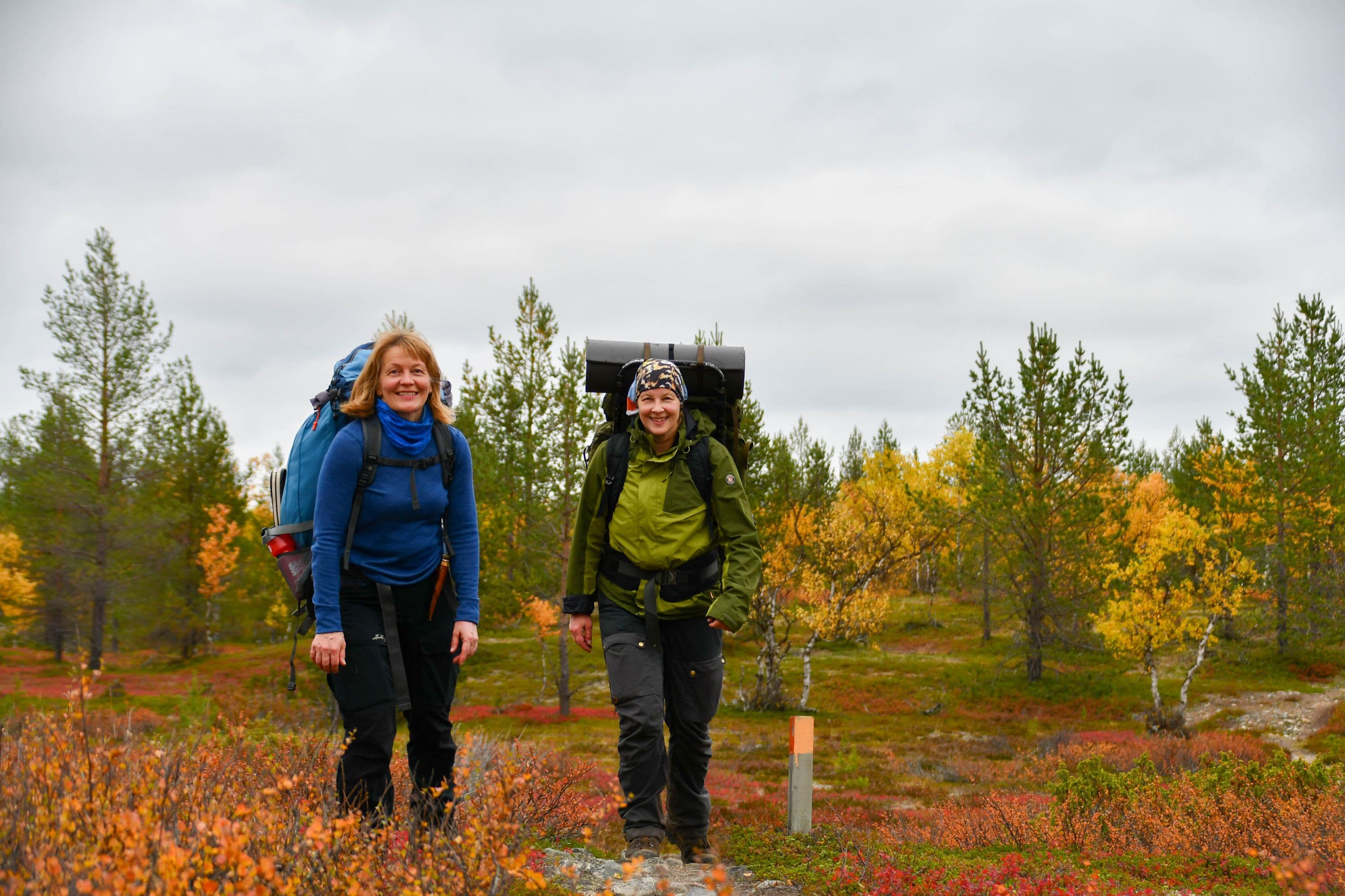 Bild: Kirsi Ukkonen Två vandrare med ryggsäckar i höstlandskapet.