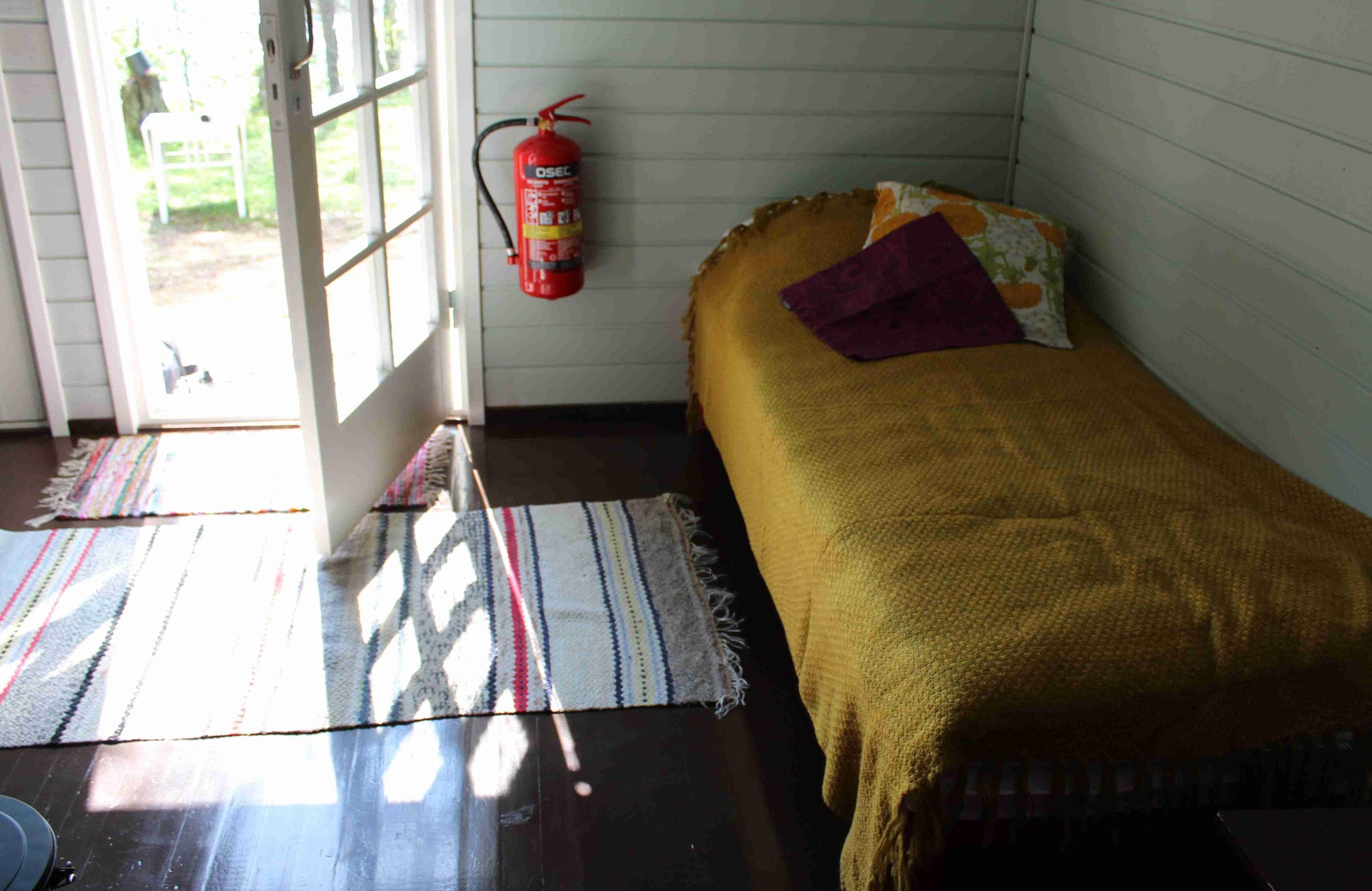 Kuva: Päivi Tervonen. Oikeassa reunassa sänky, vasemmalla yläreunassa ovi ulos.