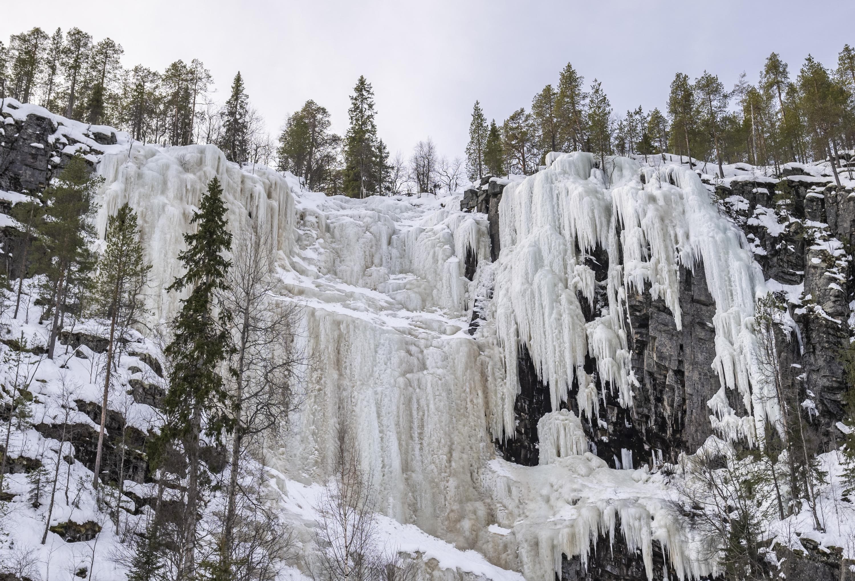 Bild: Sami Säily Ett isfall under en klar vinterdag.