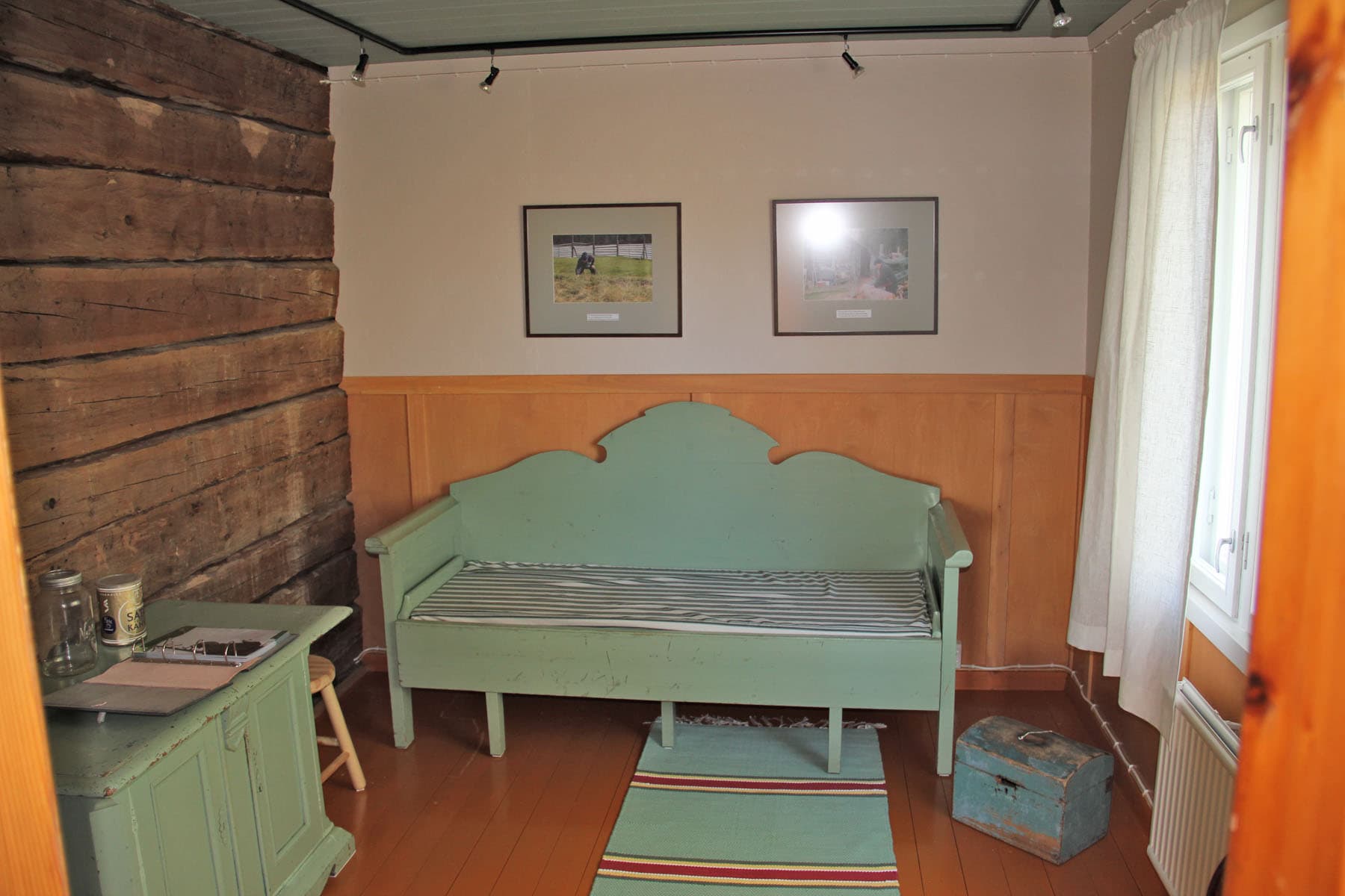 Kuva: Pasi Nivasalo Huoneessa on vanha vuodesohva ja kaappi sekä seinällä kaksi taulua.