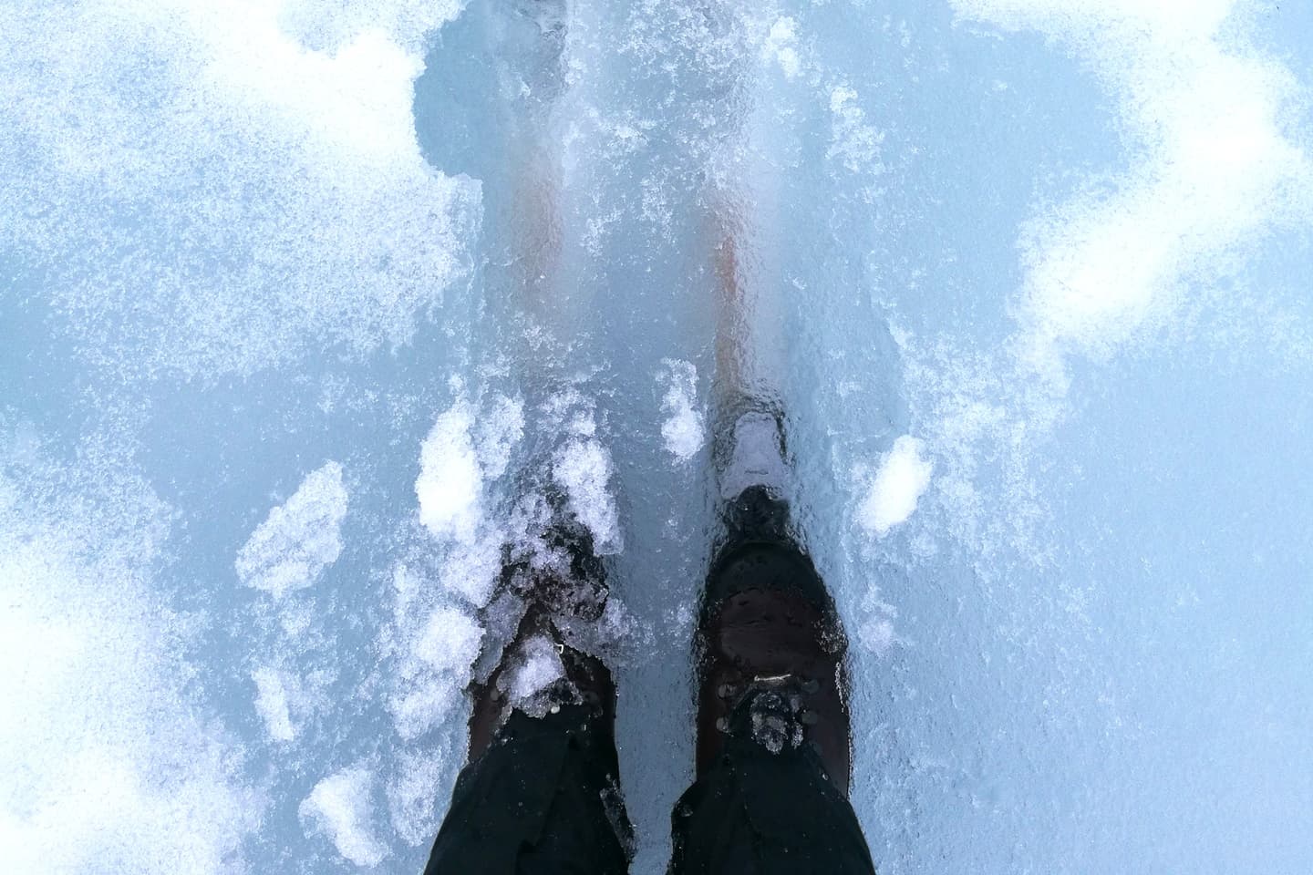 Image: Leena Leppälä The skier's skis are covered in thick slush.