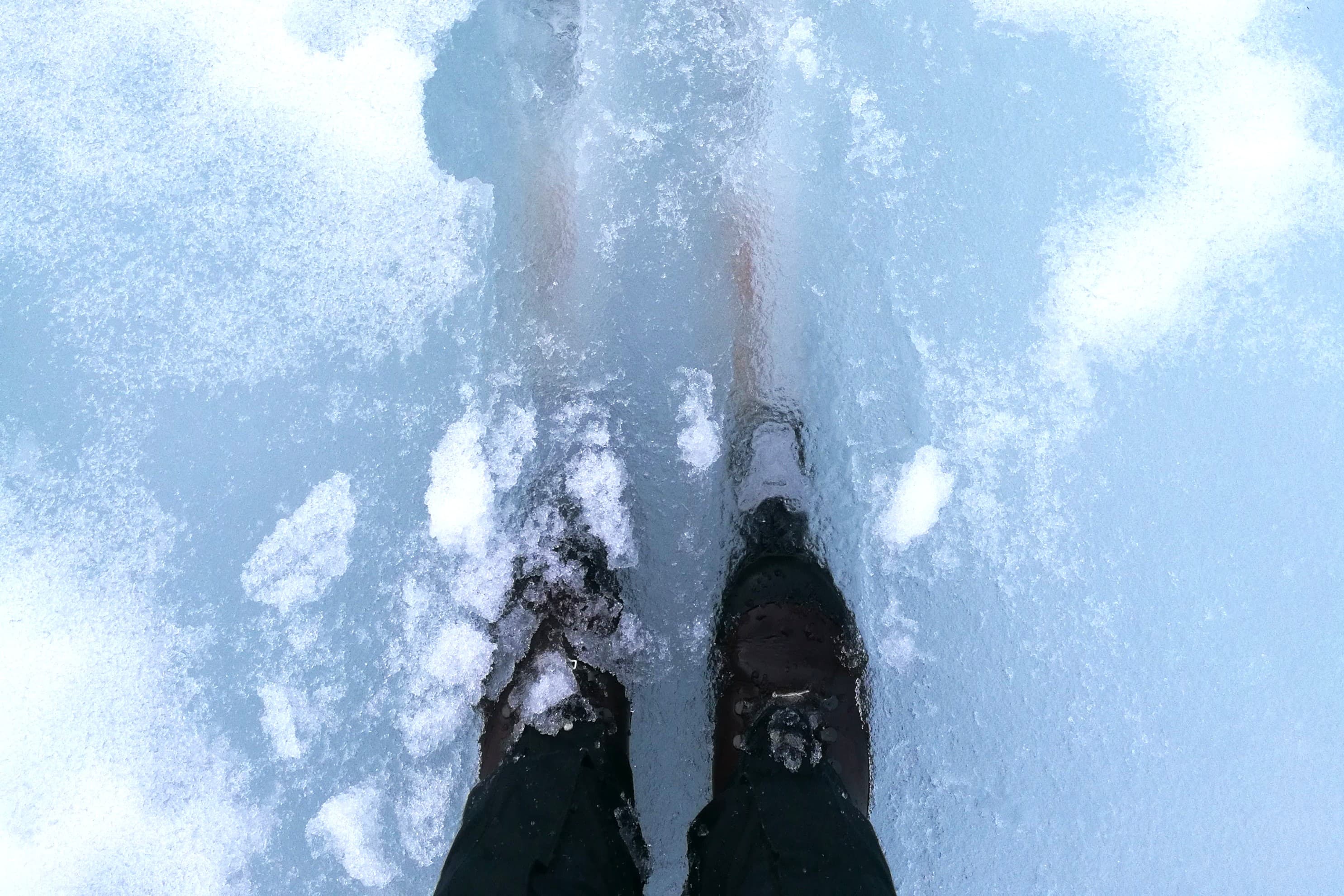 Kuva: Leena Leppälä Hiihtäjän sukset ovat paksun loskan peittämät.