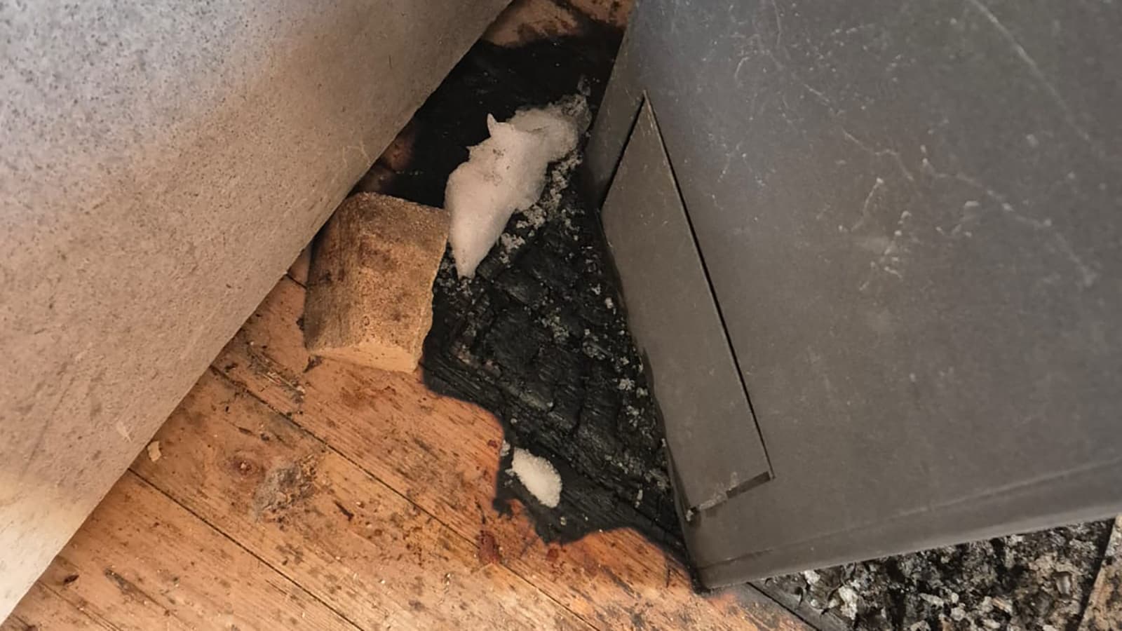 Kuva: Metsähallitus Kamiinan vieressä puinen lattia on palanut.