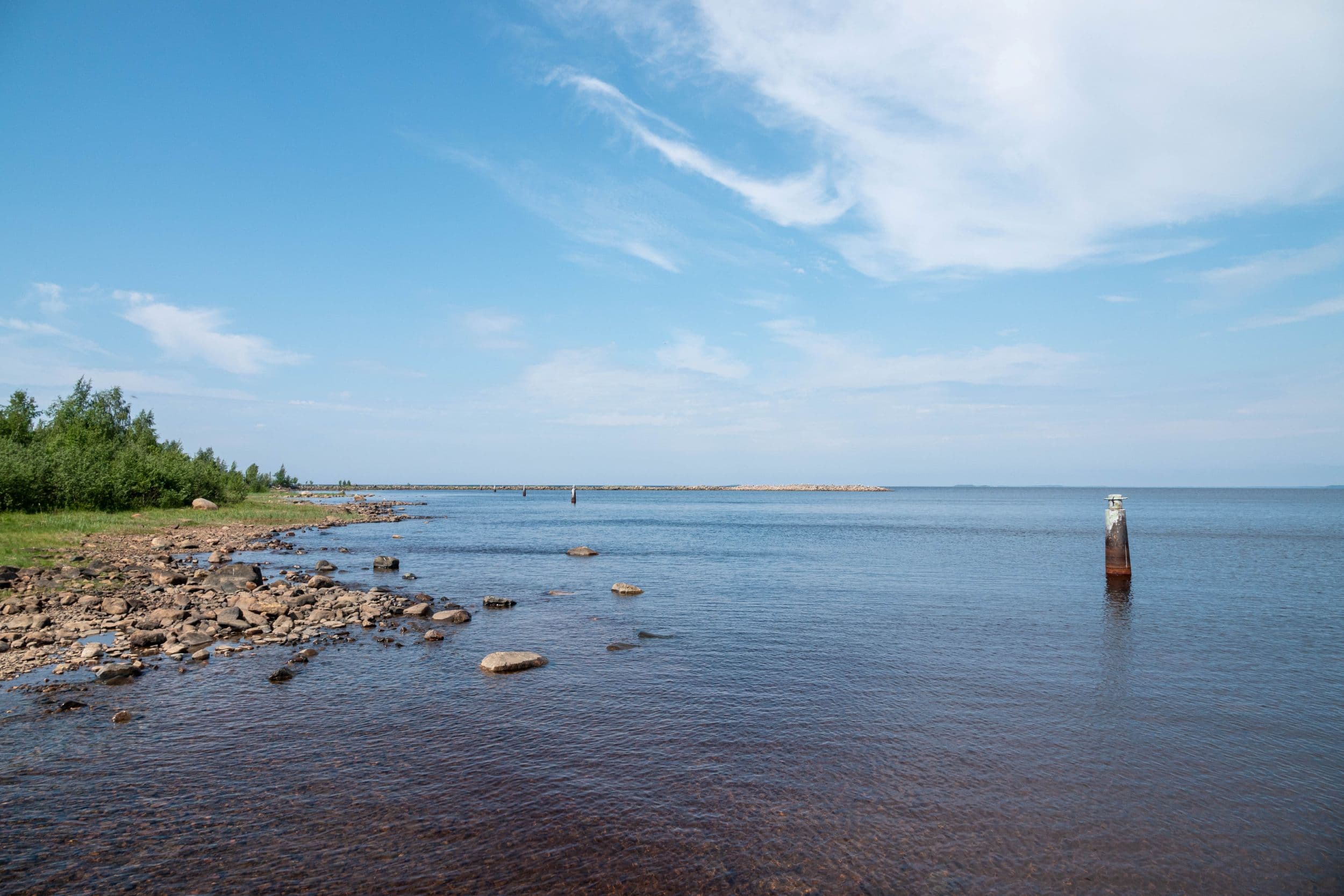 Image: Ismo Lampi The island's shoreline is rocky and shallow. At one end of the small island, a long breakwater extends into the sea.