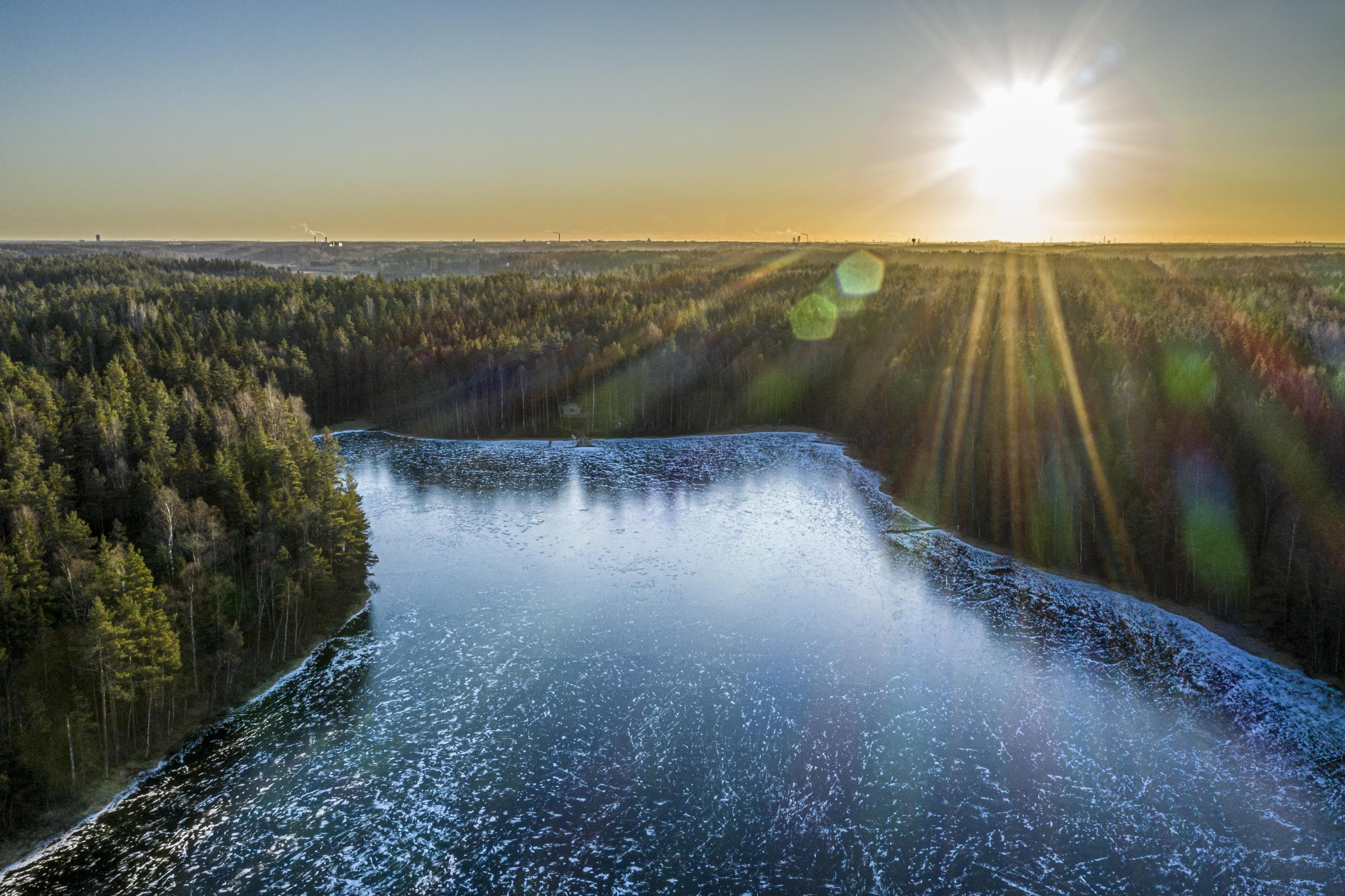 Kuva: Sakari Manninen / Vantaan kaupunki Ilmakuva jäätyneestä järvestä, jota ympäröi metsä.