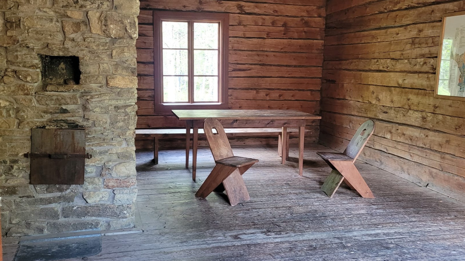 Image: Taina Pärnänen Čižetpeln stuorrâ, keeđgist rahtum lieggimuvnâ. Uálgispeln ruossâhâšlaasâ vyelni muorâst rahtum pevdi já stoovlih. Táálust láá hirsâseeinih.