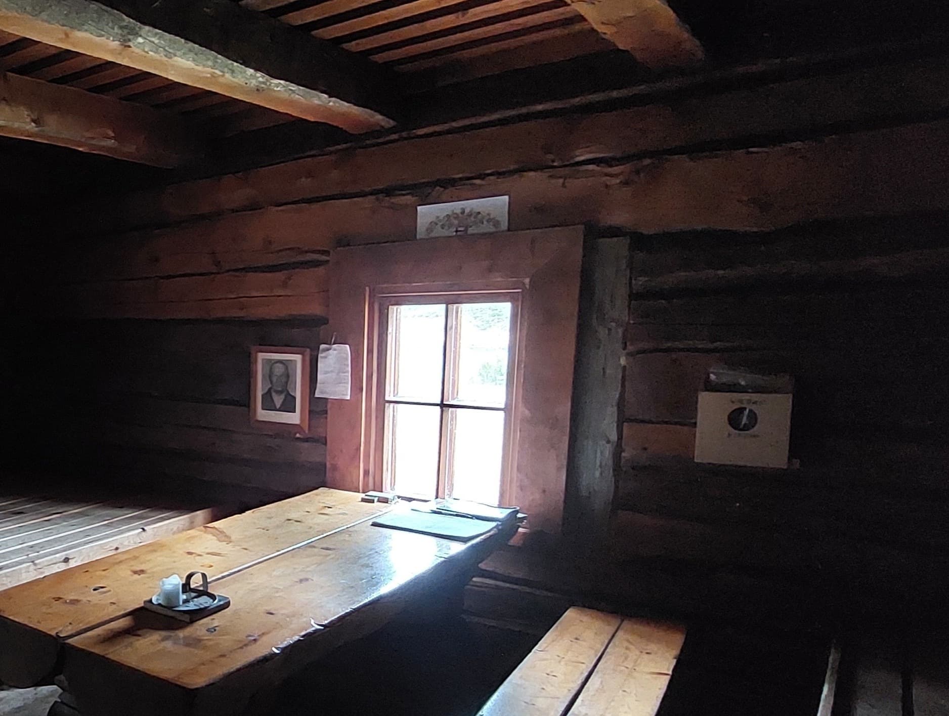 Image: Maria Makkonen Laasâ tulvâd čuovâ tupán. Seeinist kove almast. Laasâ oovdâst pevdi já peeŋkah.