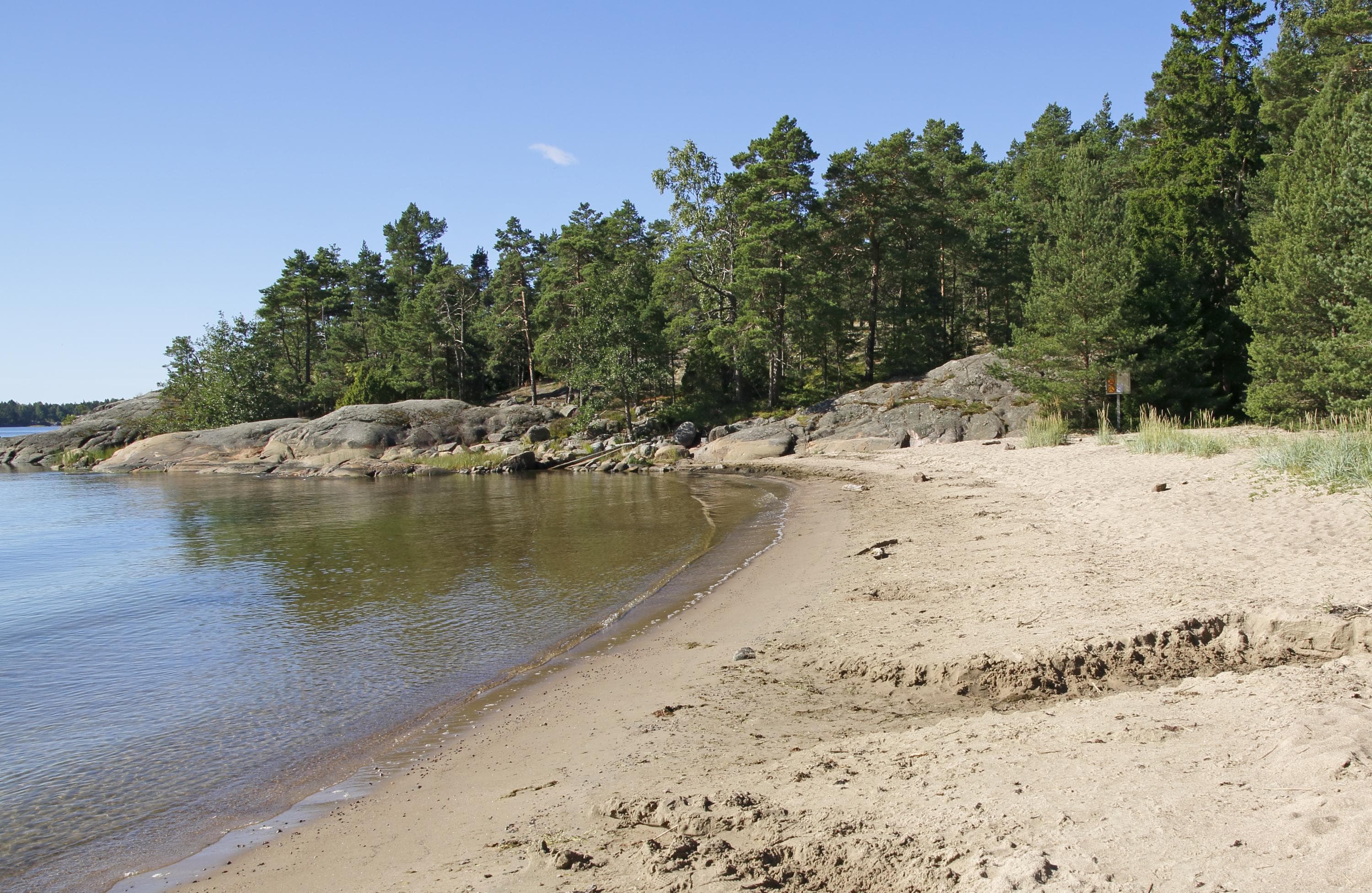 Kuva: Jussi Helimäki / Espoon kaupunki Hiekkaranta kallioineen ja metsineen.