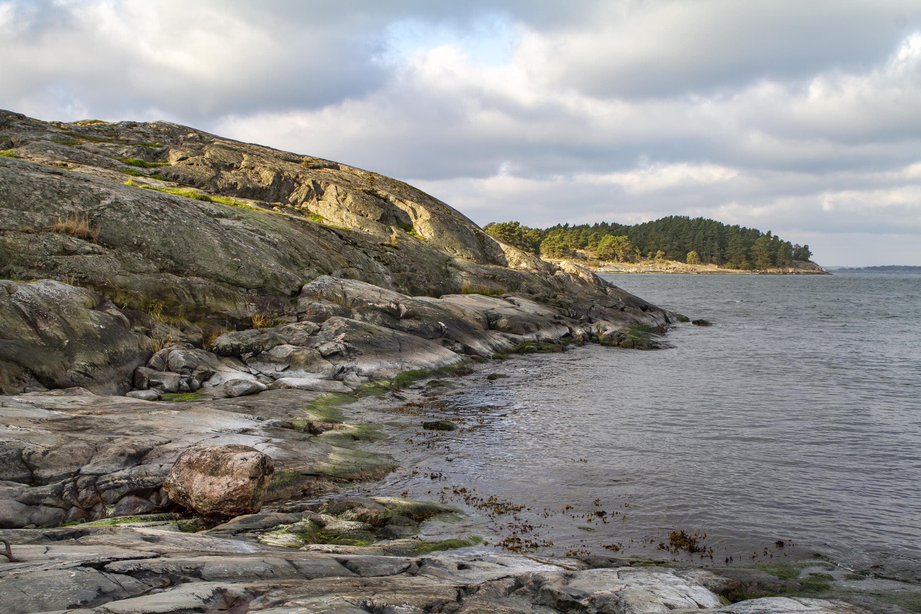 Kuva: Jari Kostet. Rantakallioita veden äärellä.