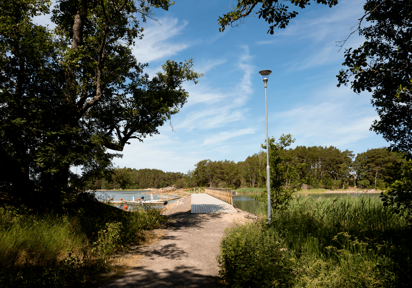 Image: Anna-Rosa Eerikäinen / Turun kaupunki Hikers on a jetty in summer.