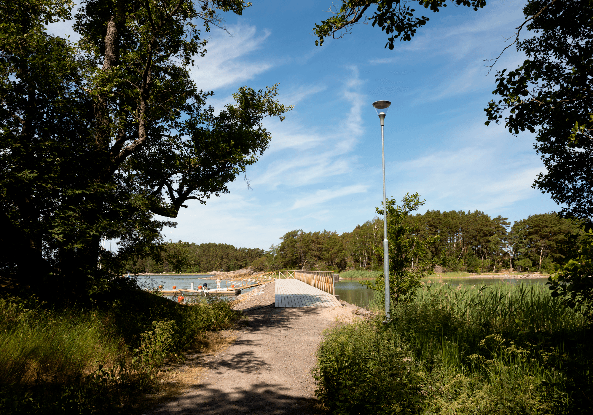 Kuva: Anna-Rosa Eerikäinen / Turun kaupunki Retkeilijöitä kesällä laiturilla.