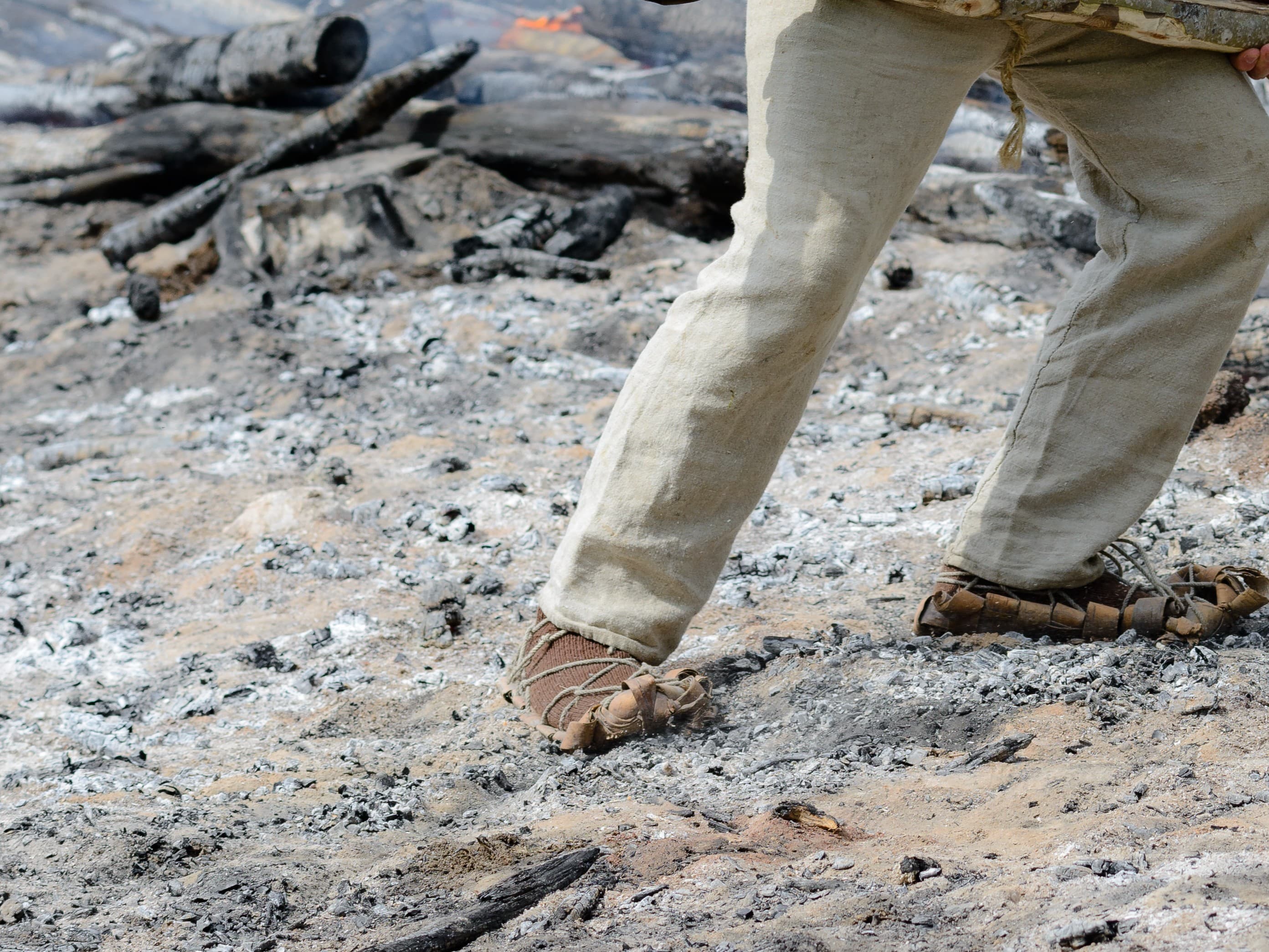 Kuva: Marko Haapalehto Mataliin tuohijalkineisiin ja vaaleisiin pellavahousuihin pukeutunut henkilö.
