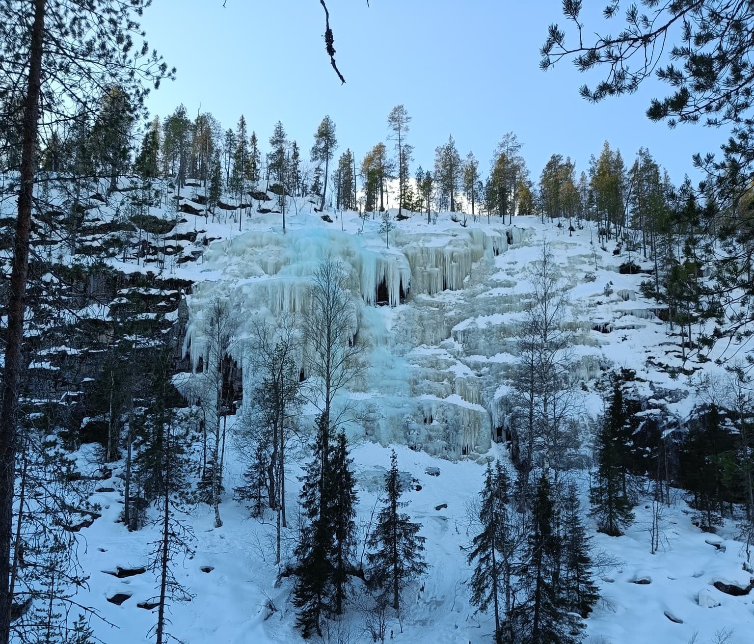 Bild: Metsähallitus Bild av ett vinterlandskap och ett fruset vattenfall.