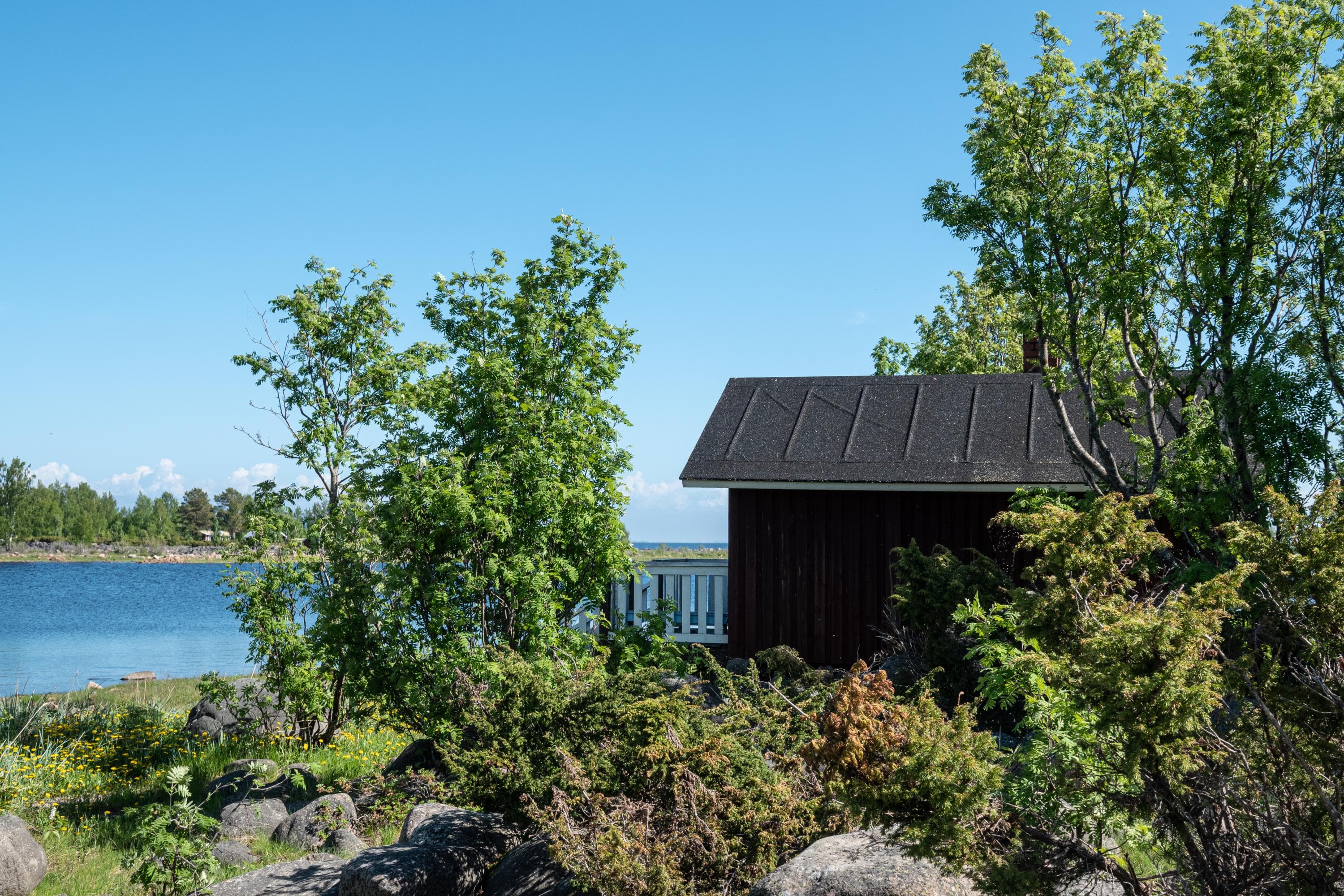 Bild: Ismo Lampi Ett mörk byggnad vid havet.