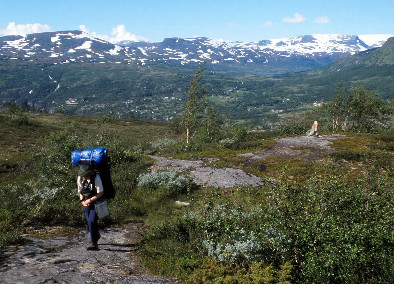 Kuva: Tage Lampen Vaeltaja rinkkaselässään taustalla suurtunturin ylänköalue.