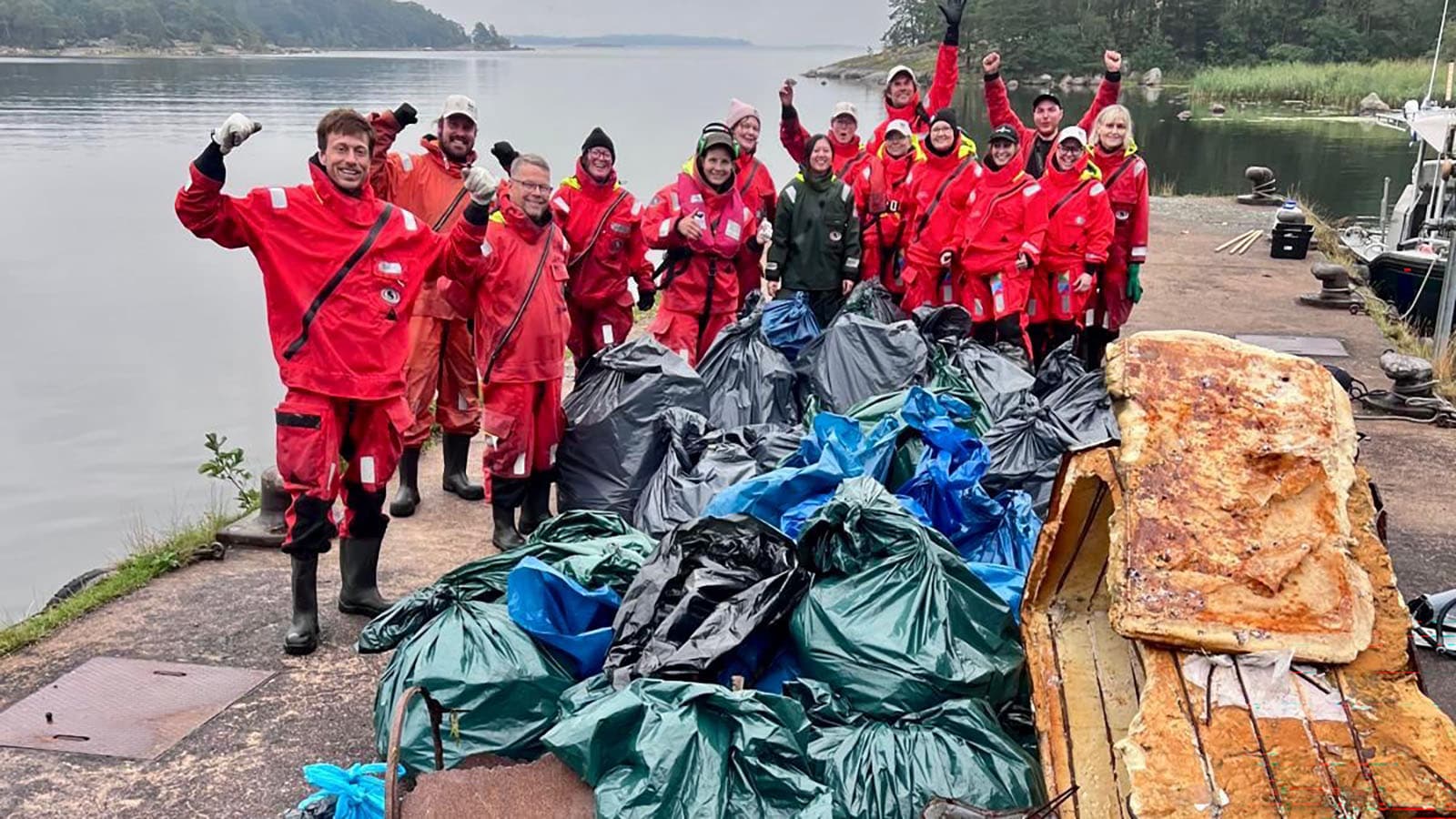 Kuva: Iiris Kokkonen/WWF Ihmiset rannalla ja heidän edessään on iso roskasäkkien kasa.