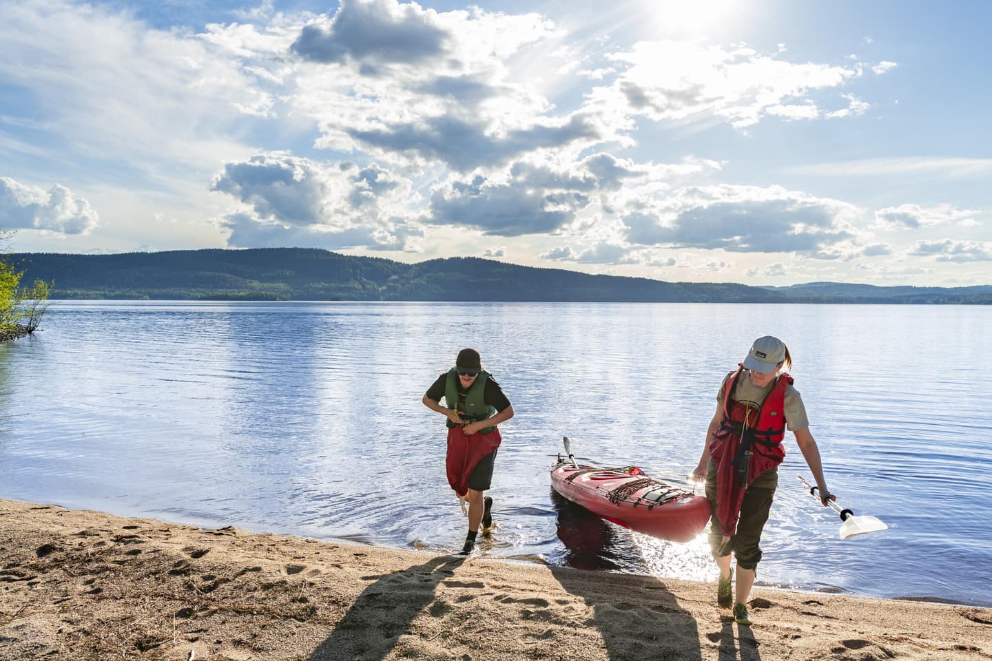 Image: Samuli Kuittinen Two hikers and a kayak on the shore.