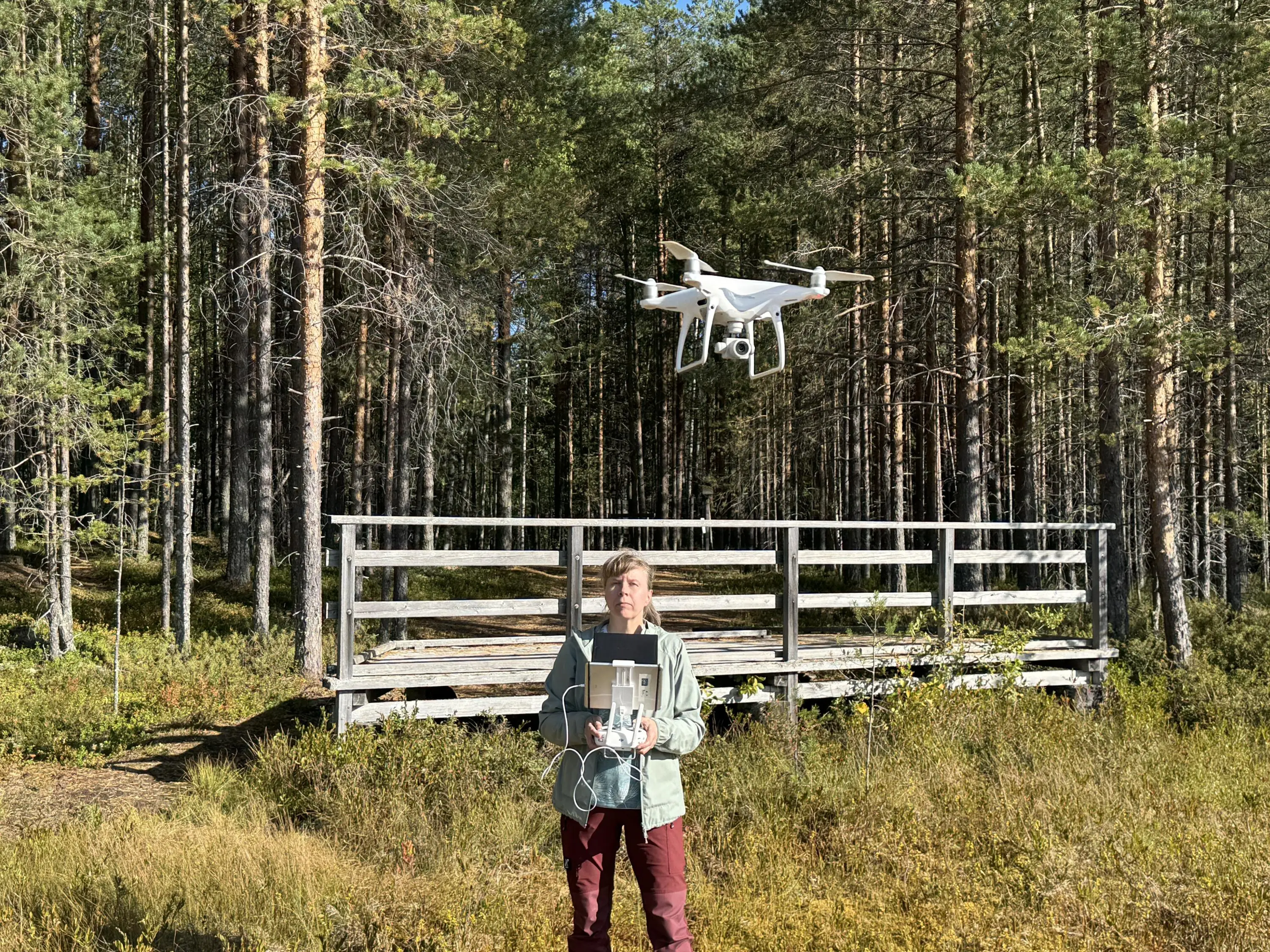 Image: Ilkka Numminen Henkilö lennättää kuvauskopteria.