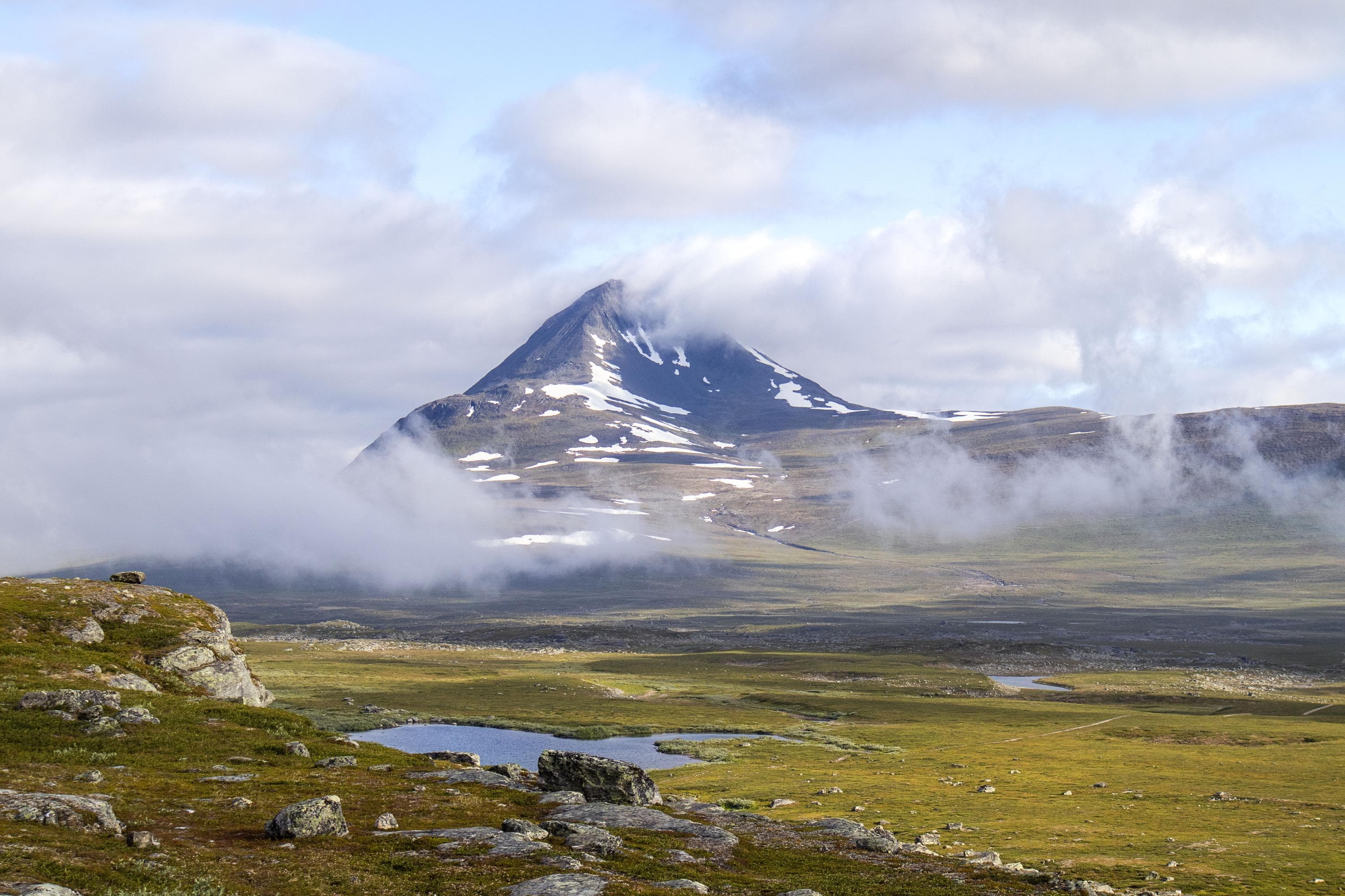 Kuva: Anna Pakkanen Tunturinhuippu näkyvissä osin sumuisessa maisemassa.
