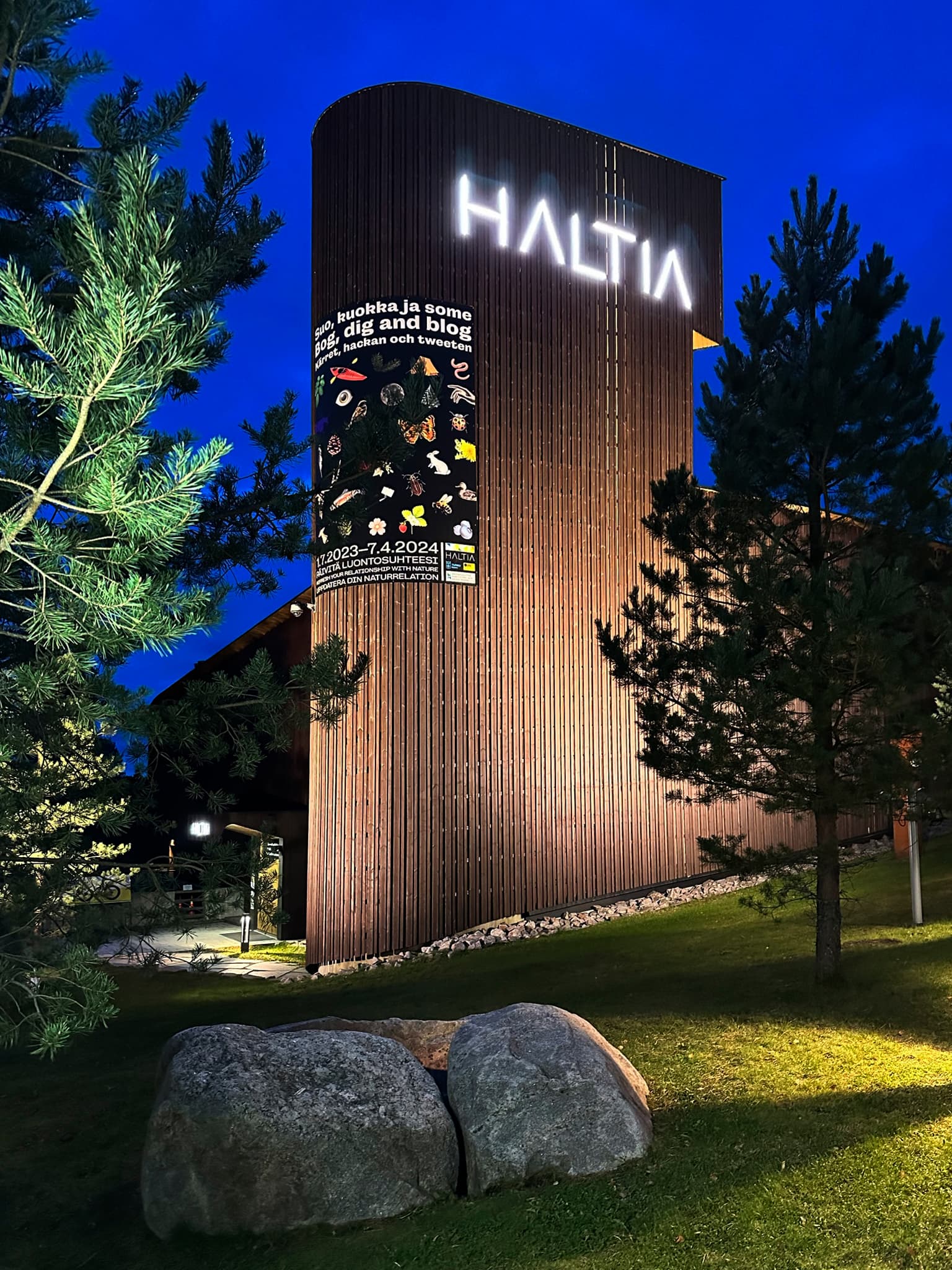 Kuva: Petri Ryöppy Torni yöllä. Tornin yläosassa valokirjaimet HALTIA.