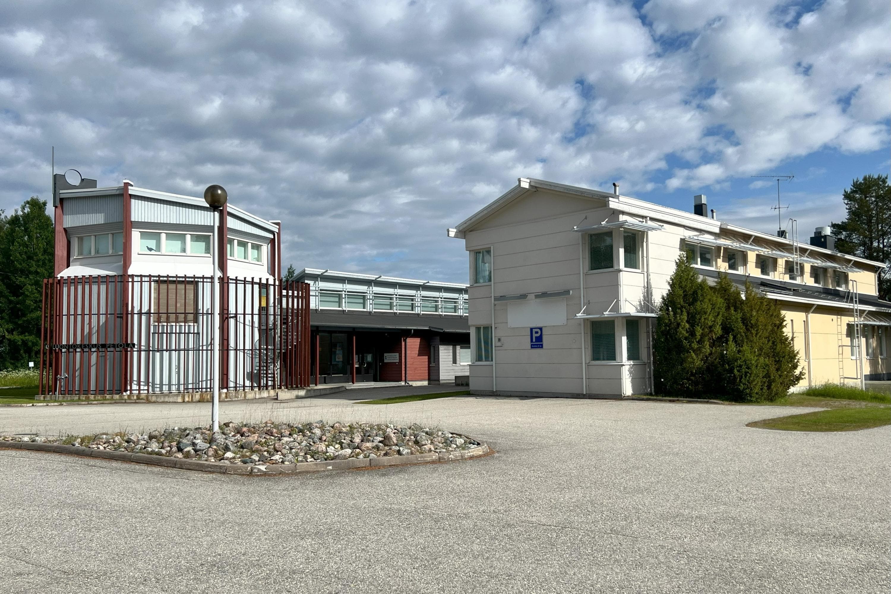 Kuva: Metsähallitus. Kaksi rakennusta kesällä.