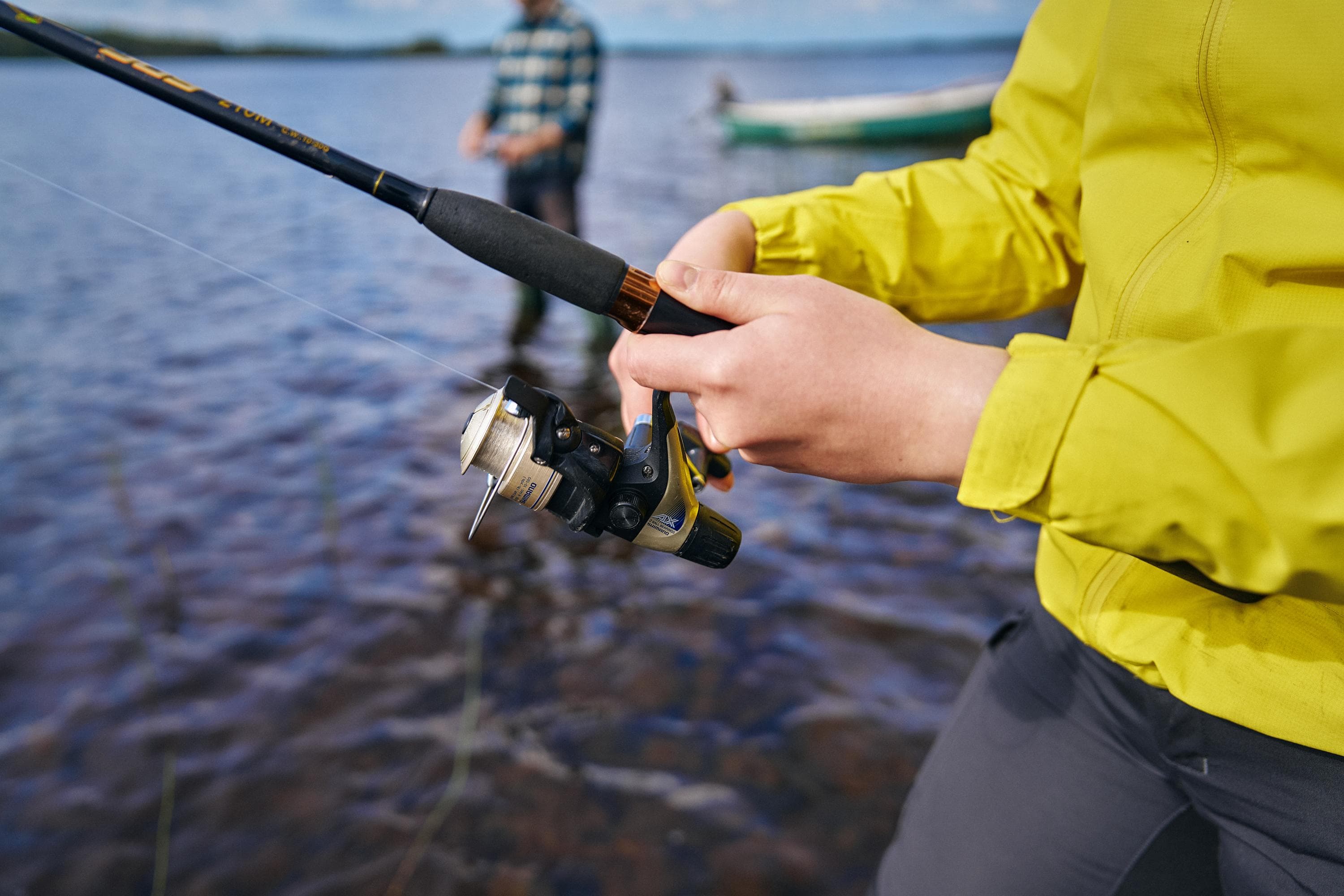 Kuva: Mikko Törmänen Kalastaja kädet, joissa on vapa.