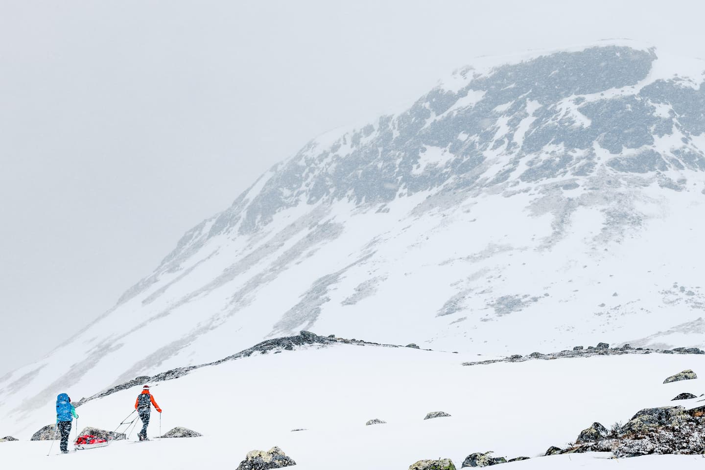 Image: Rami Valonen Two skiers with their sleds. In the background rises the Saana fell.