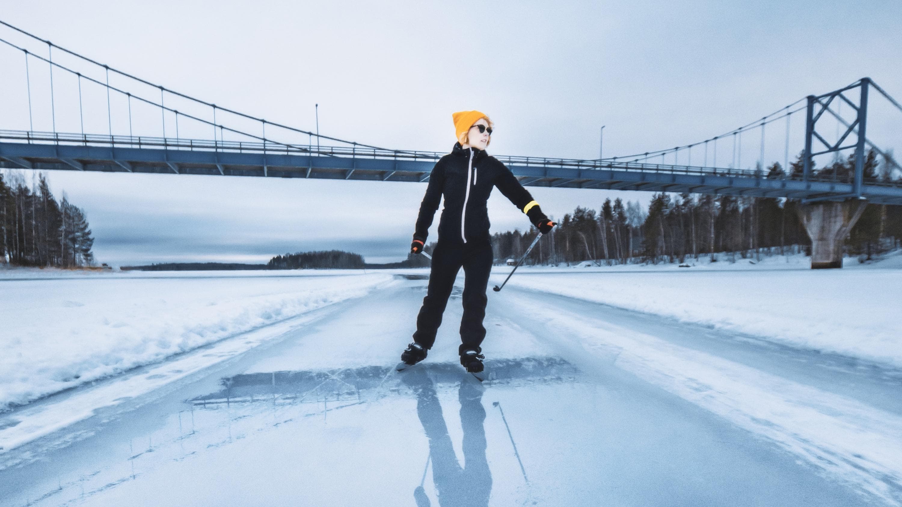 Bild: Jussi Silvennoinen. En långfärdsskrinnare färdas längs leden. I bakgrunden syns en bro.