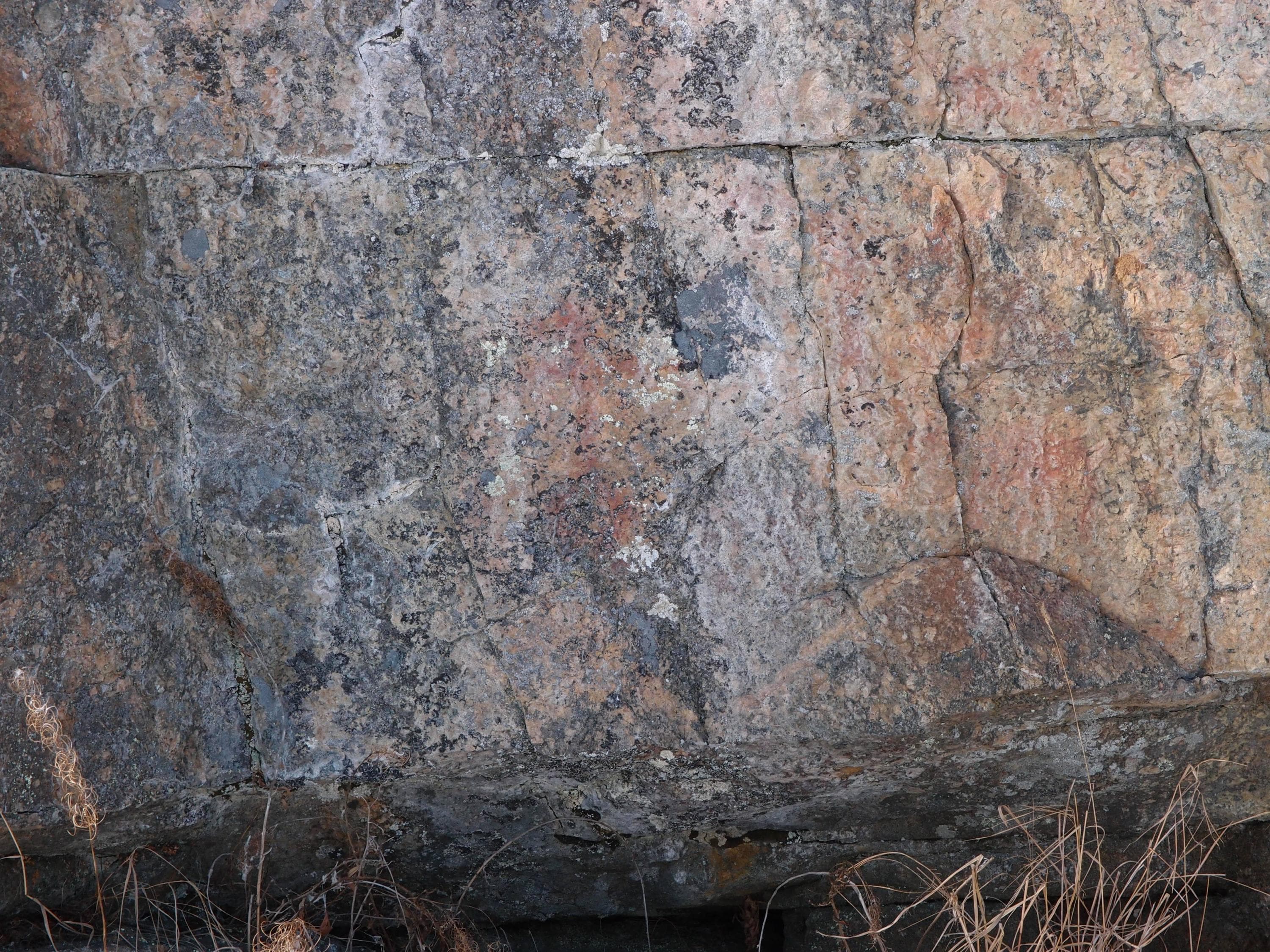 Kuva: Meri-Hilkka Mäkelä Kallioon maalattu punertava ihmishahmo.