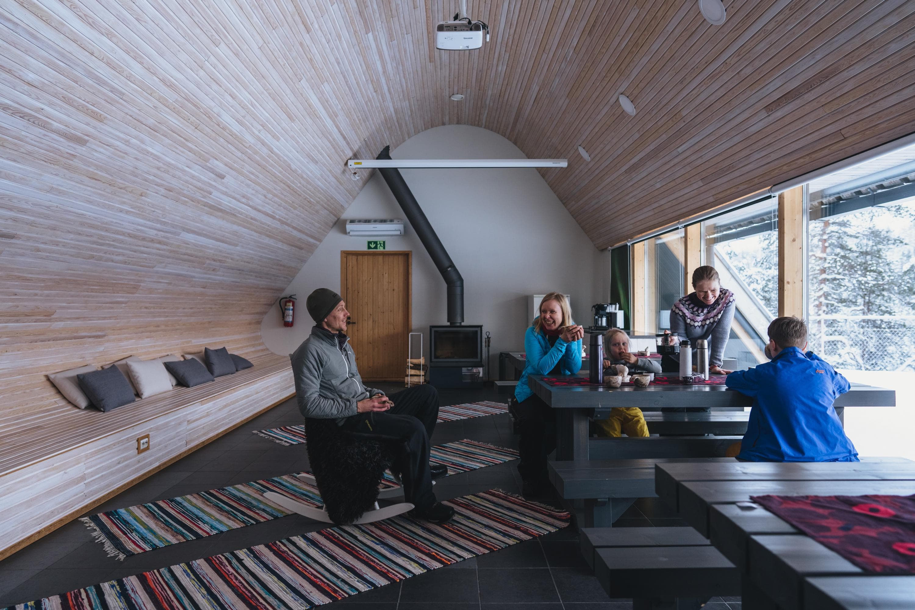 Kuva: Jaakko Posti Retkeilijät istuvat tuvassa sisällä.