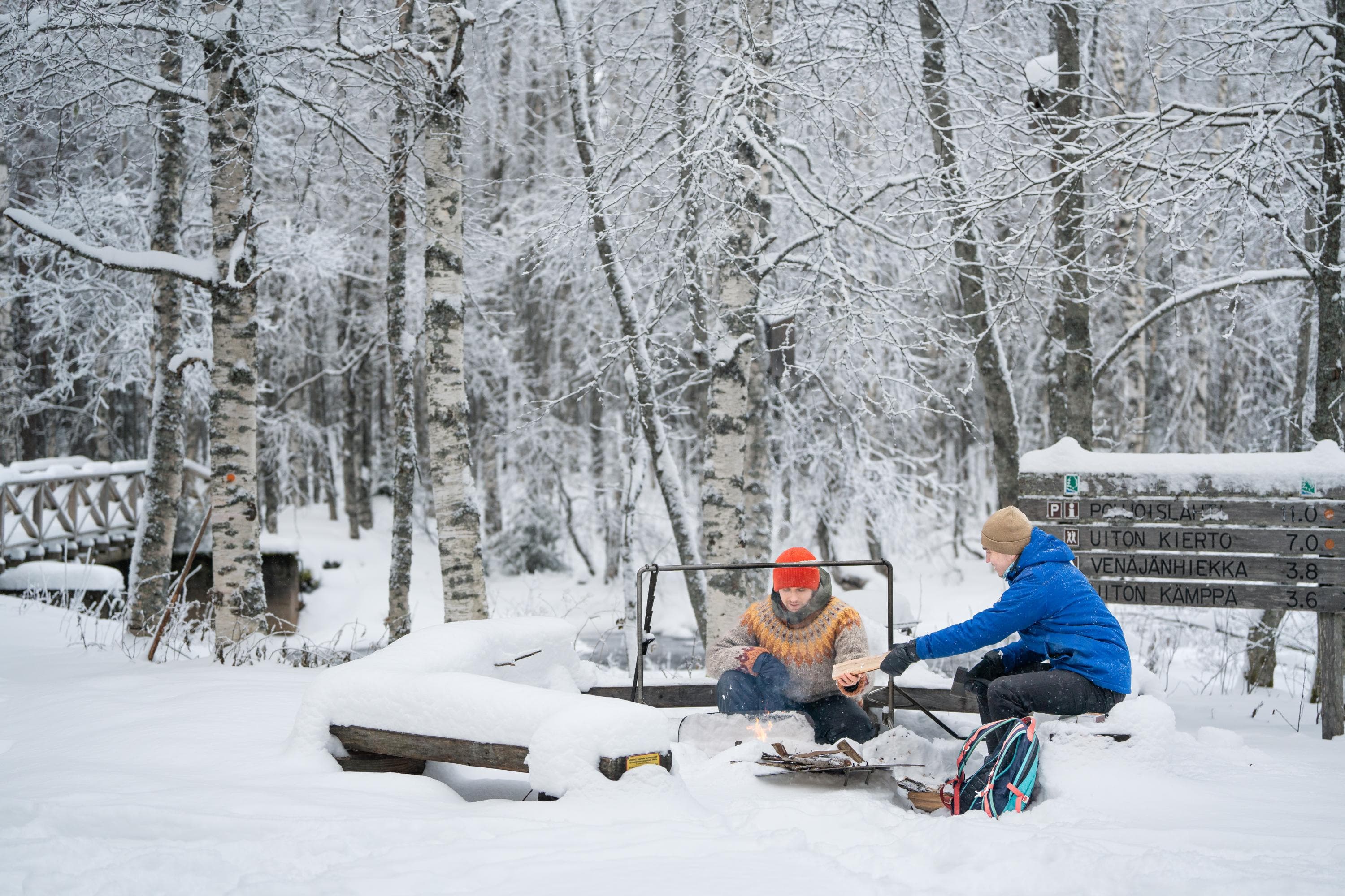 Image: Mitja Piipponen Kaksi retkeilijää tulistelemassa.