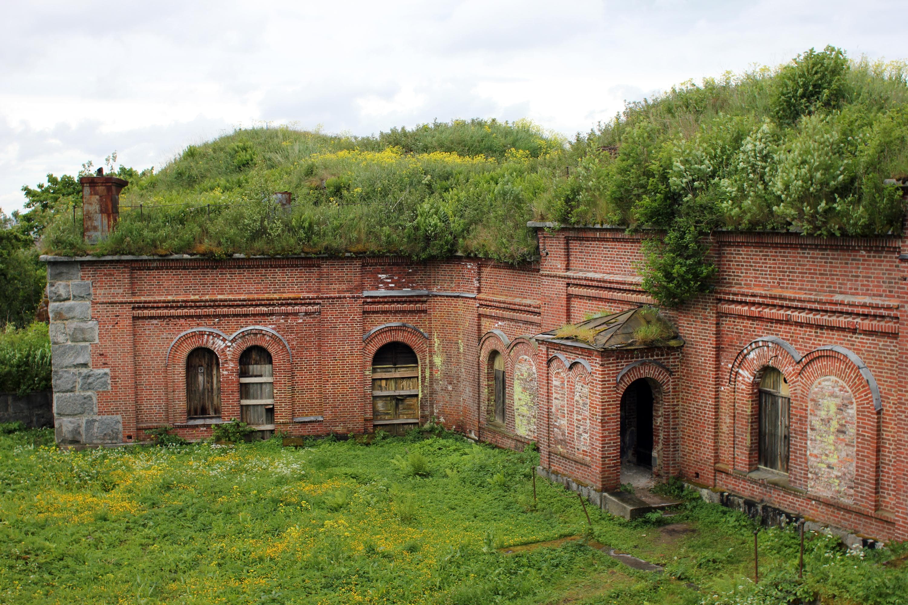 Kuva: Jukka-Pekka Ronkainen Muurattu rakennelma, jonka katolla vehreää kasvillisuutta.